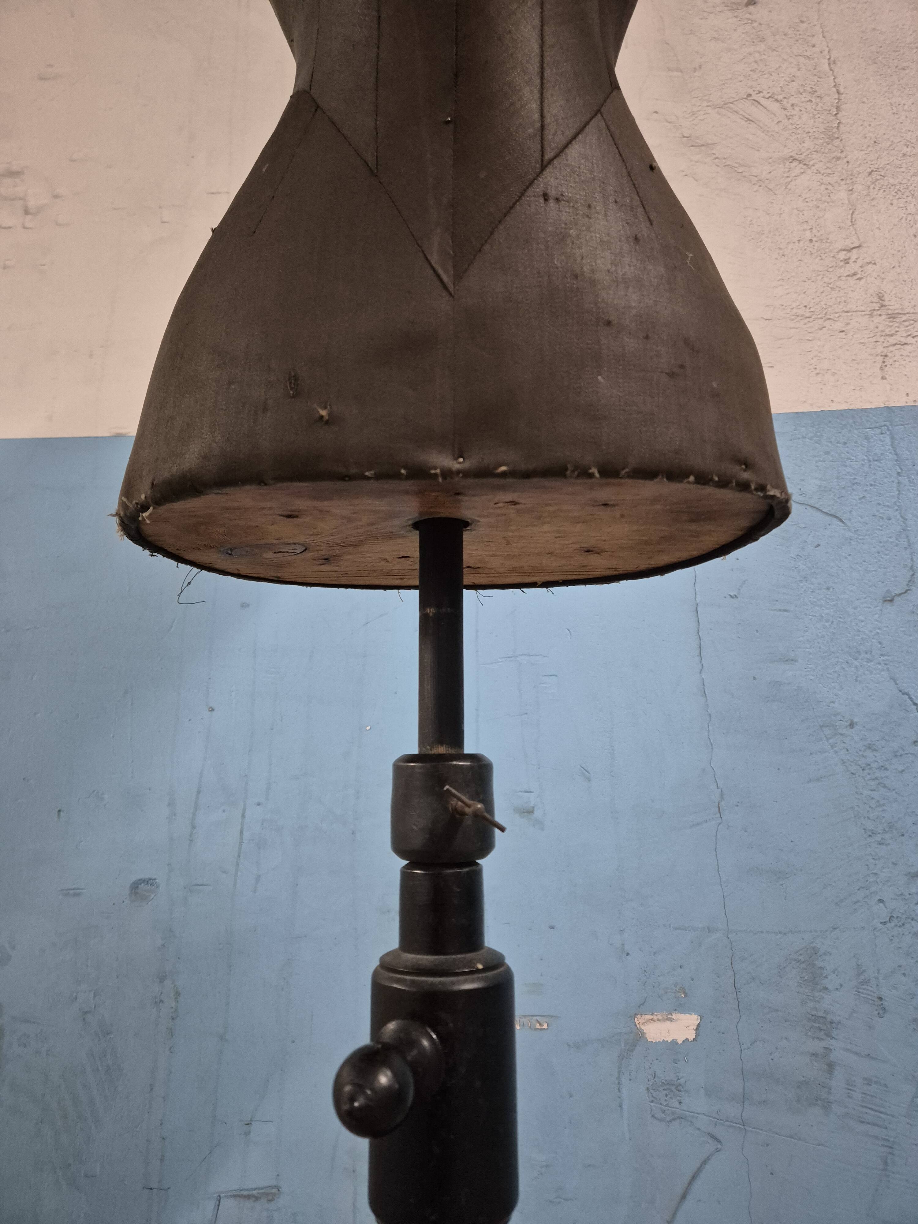 Dressmaker's mannequin