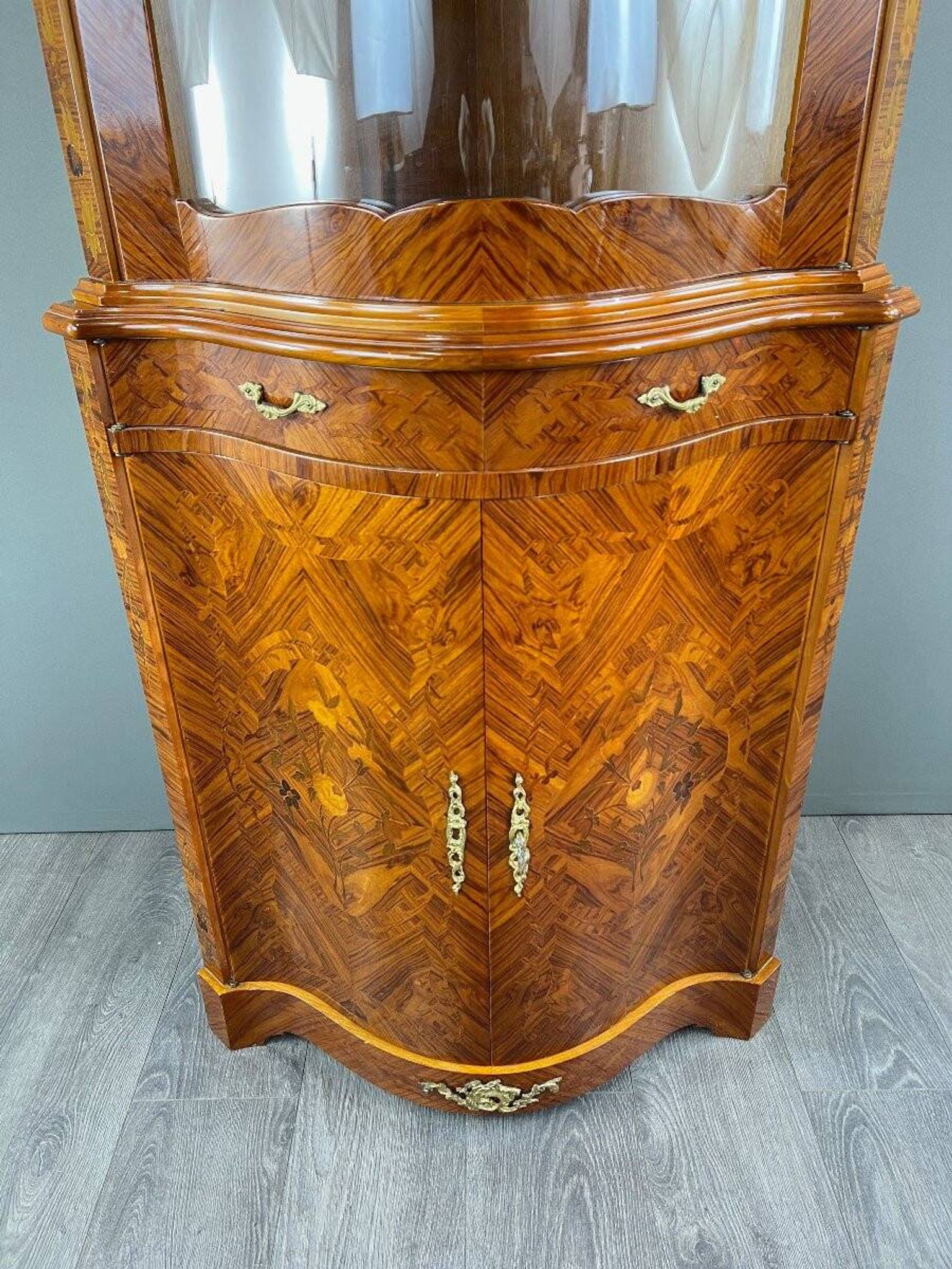 Corner display case in marquetry, 20th century