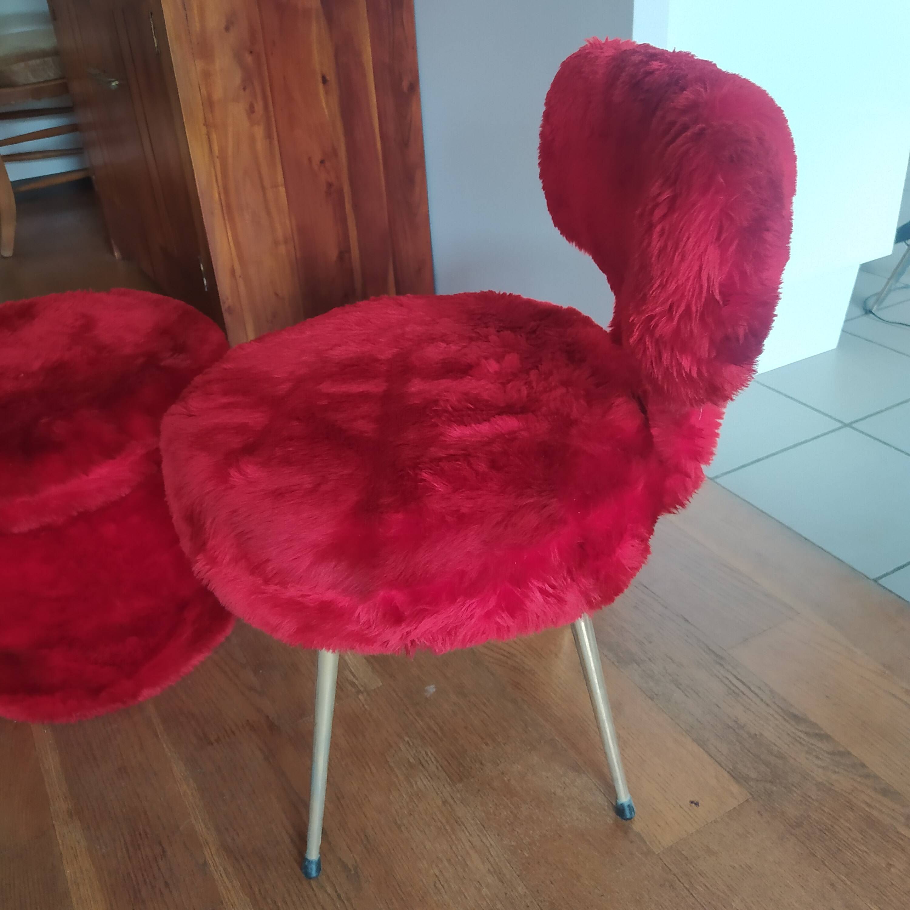 vintage red furry chair and pouf Pelfran 1960/1970