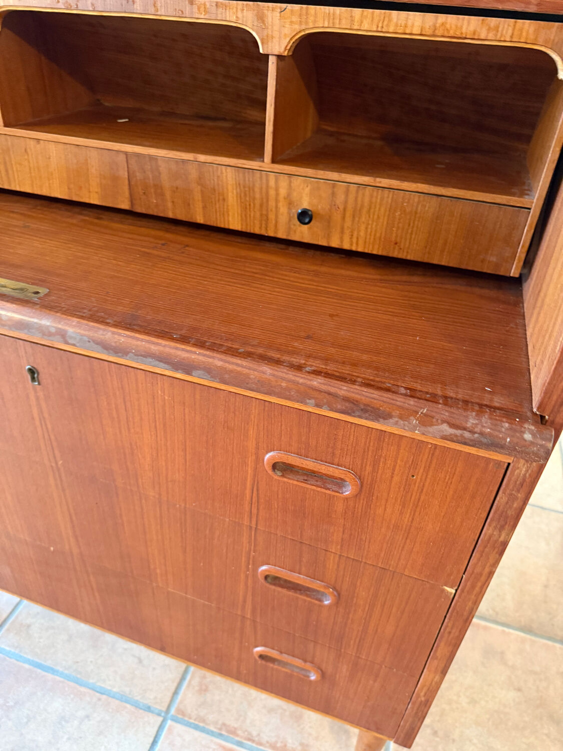 Scandinavian secretary