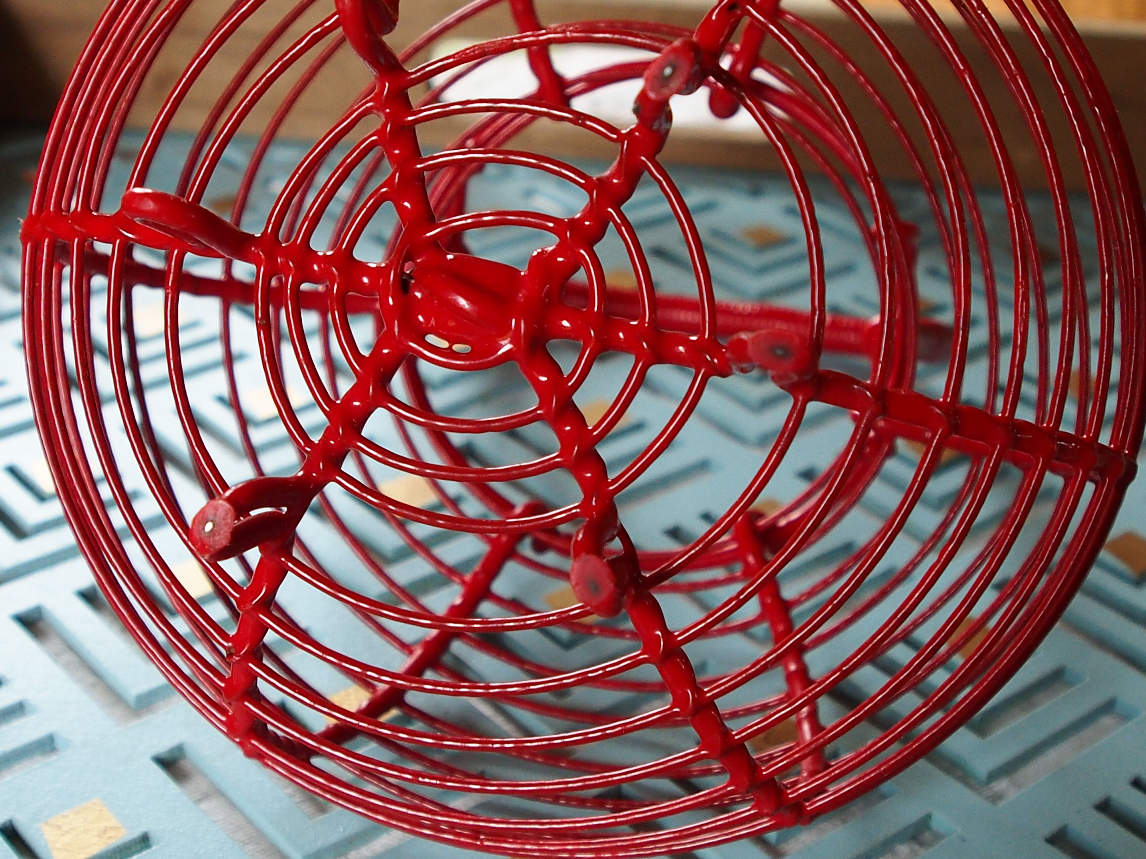 Egg basket in wire painted red, vintage from the 1970s