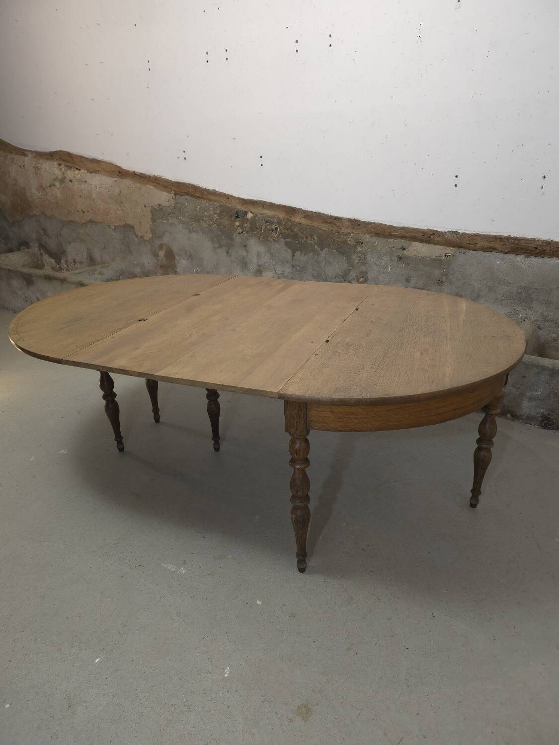 Extendable half-moon round oak table for 2 to 8 people