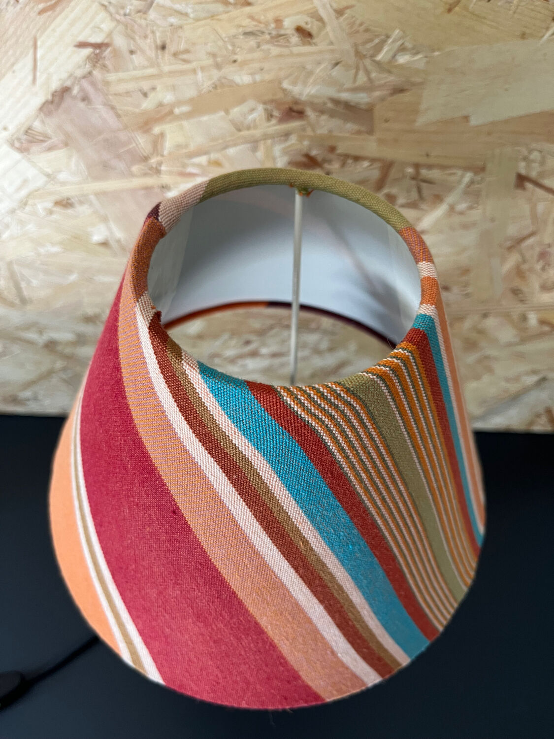 Lampe en bois sculpté avec abat jour