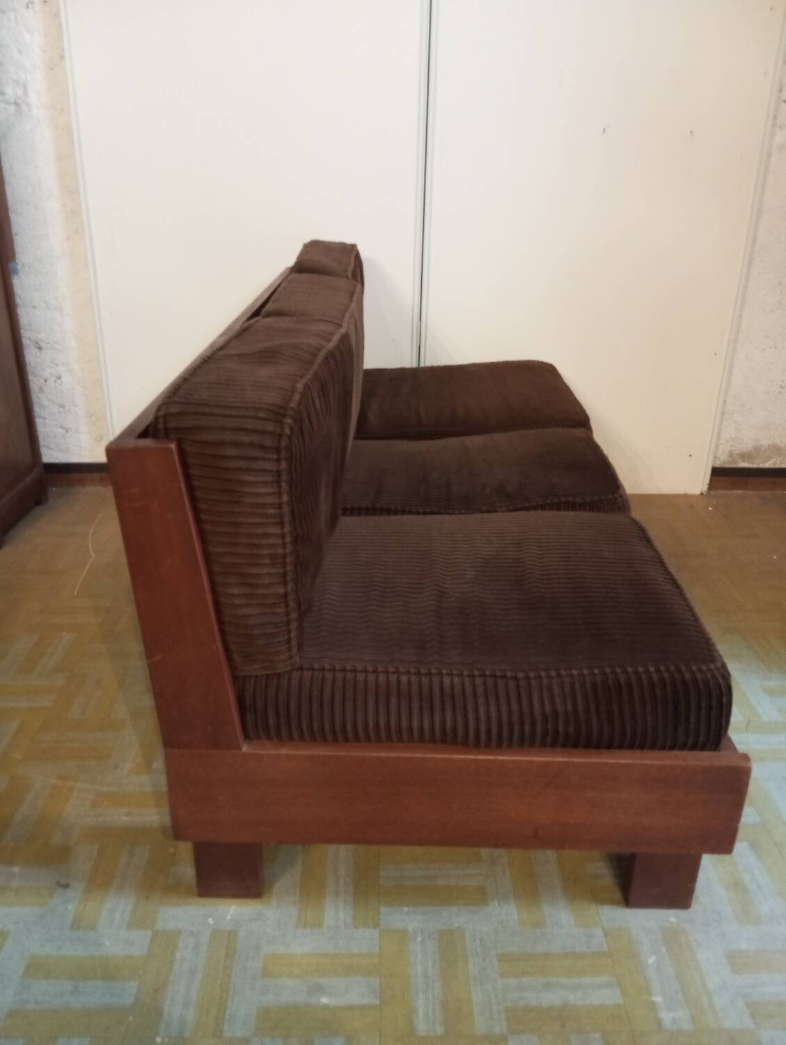 Vintage three-seater canapé in wood and velvet