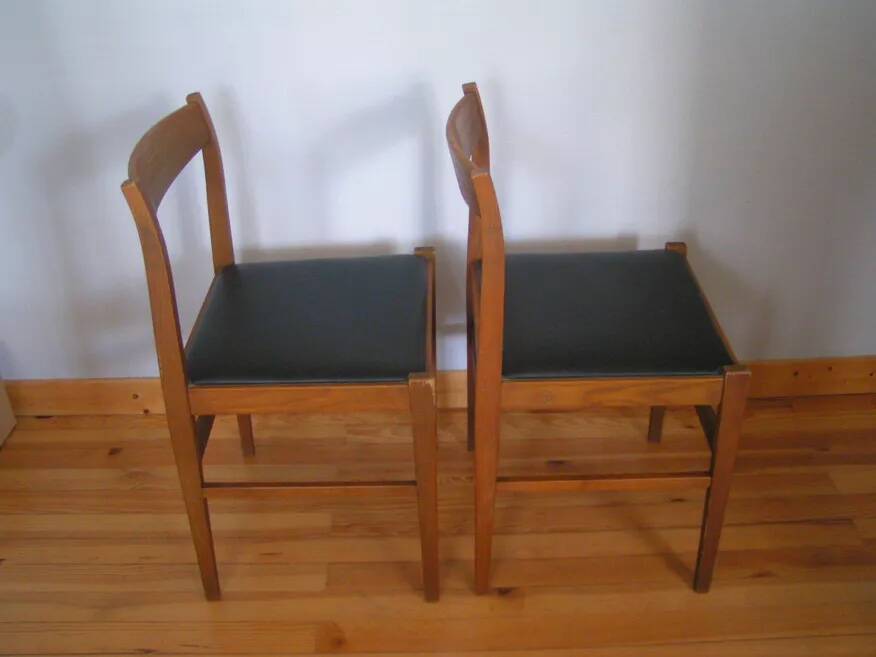 Set of 4 wooden chairs