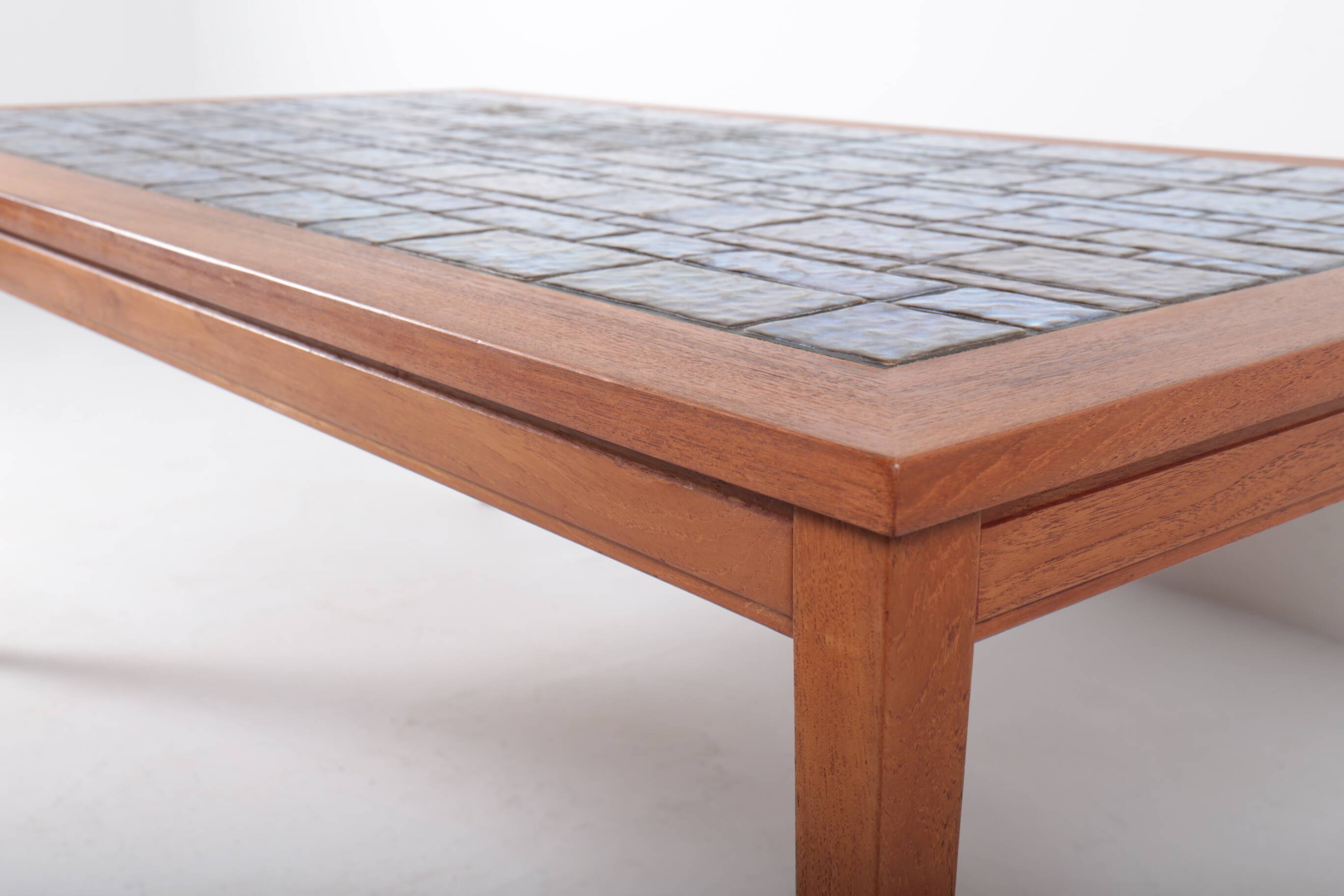 Table basse danoise en teck et céramique bleue