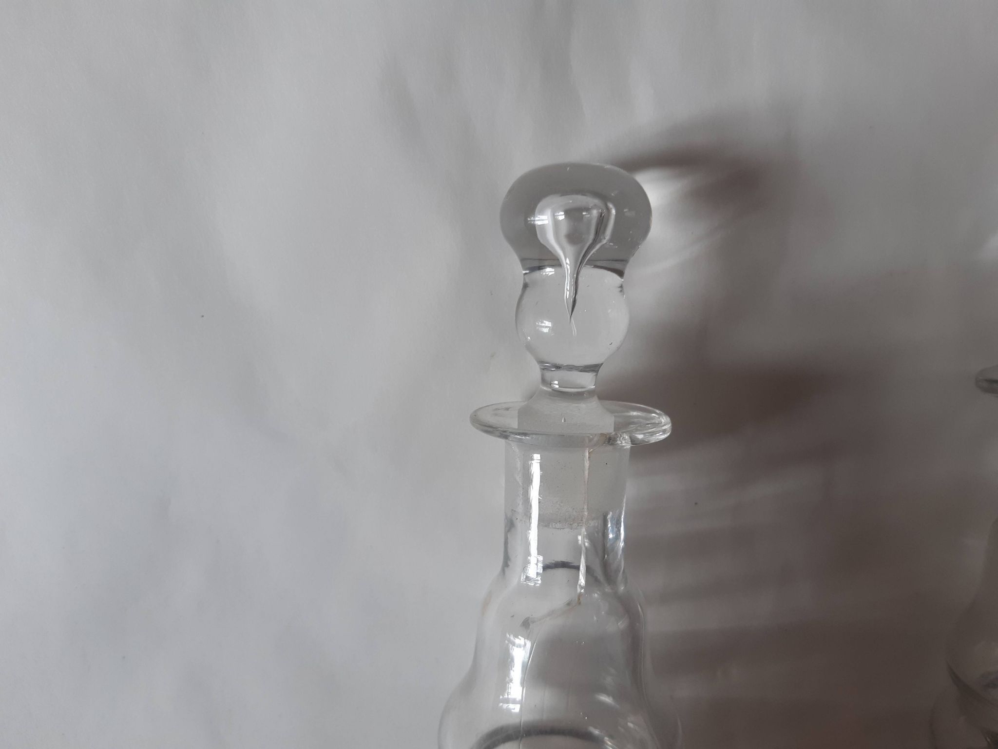 Lot de deux burettes huile et vinaigre en verre tourné