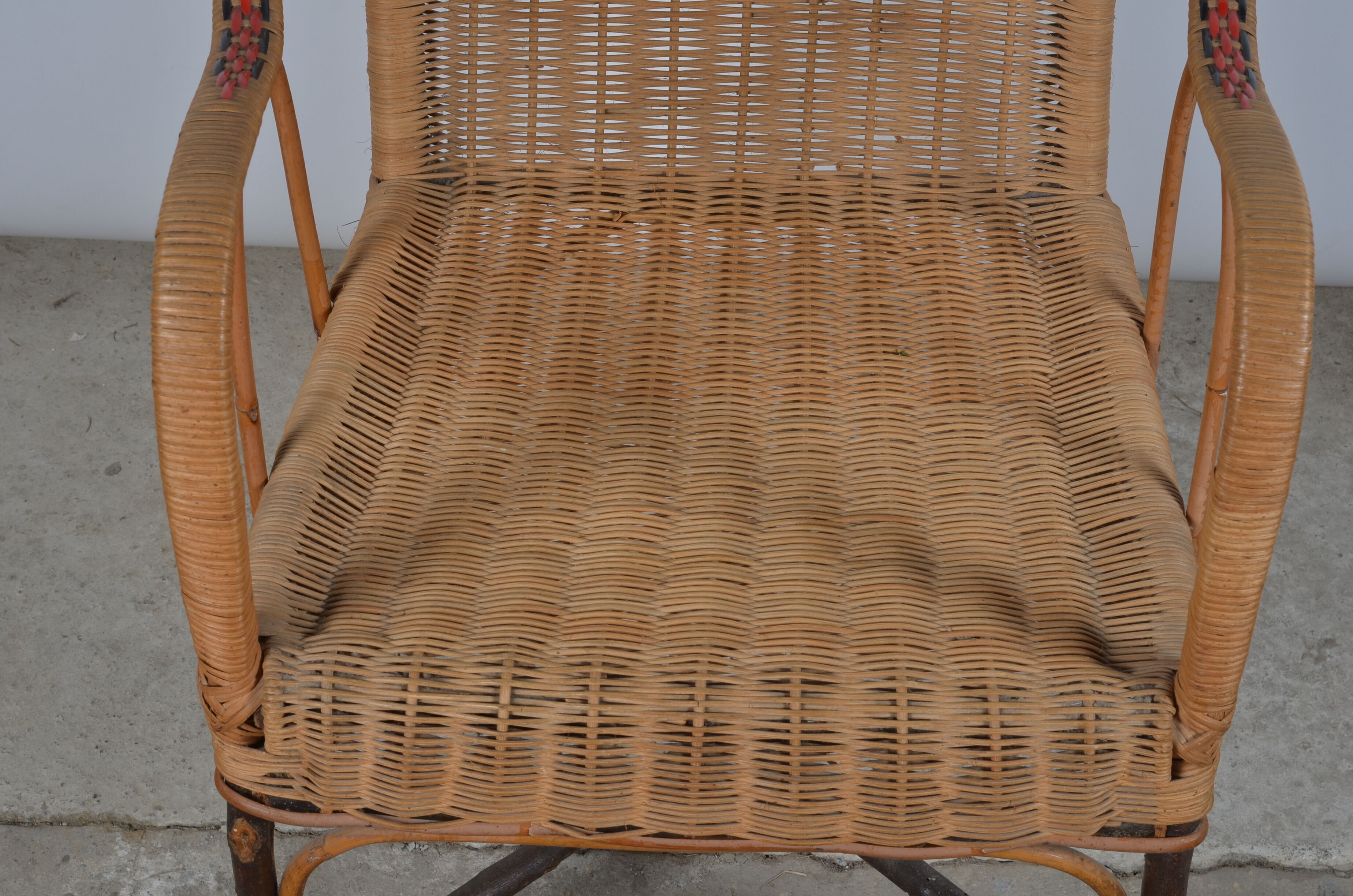 Rattan armchair and adult scoubidou