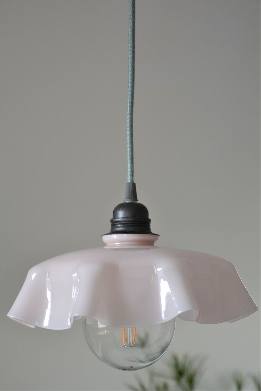 Suspension vintage en opaline rose pâle effet drapé