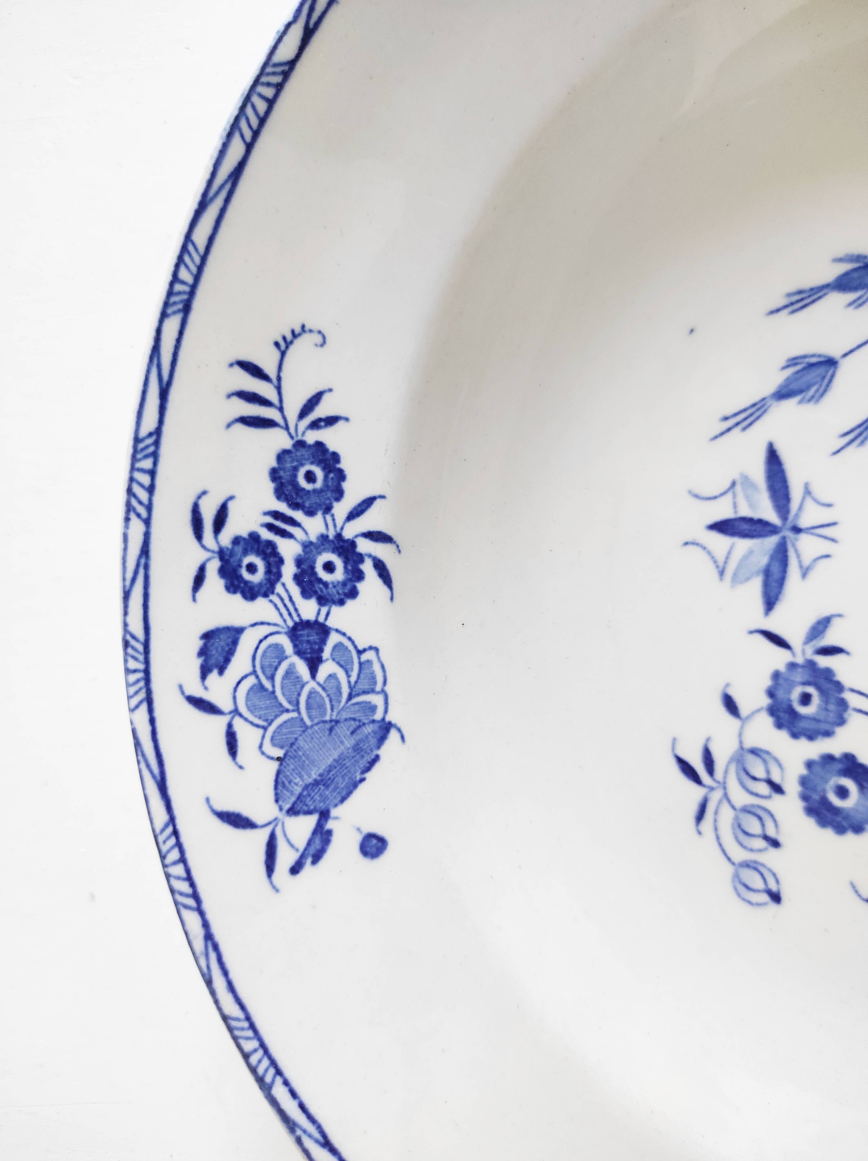 Boch Frères assiette creuse décor grand bouquet