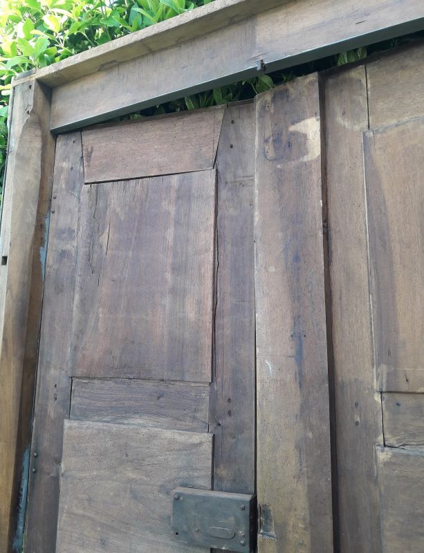 Lyon's 18th-18th-painted walnut façade rechampi