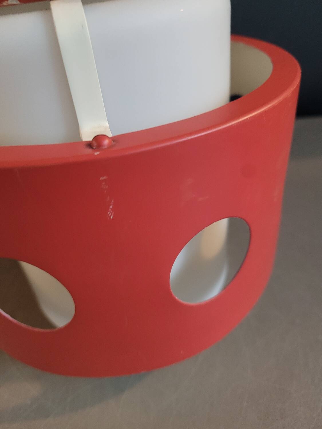 Suspension space-age en opaline et métal