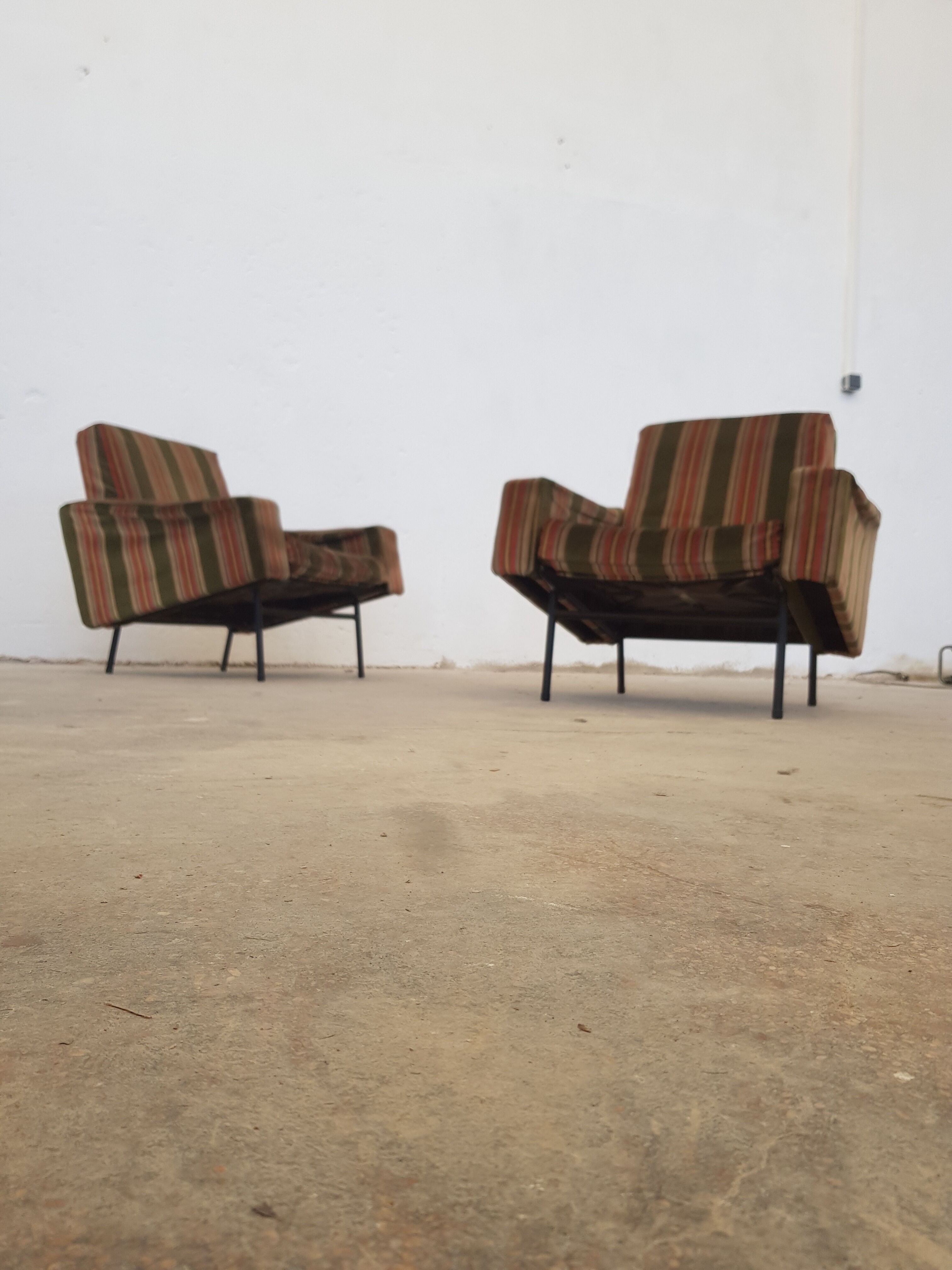 Pair of g10 armchairs by Pierre Guariche, Airborne edition