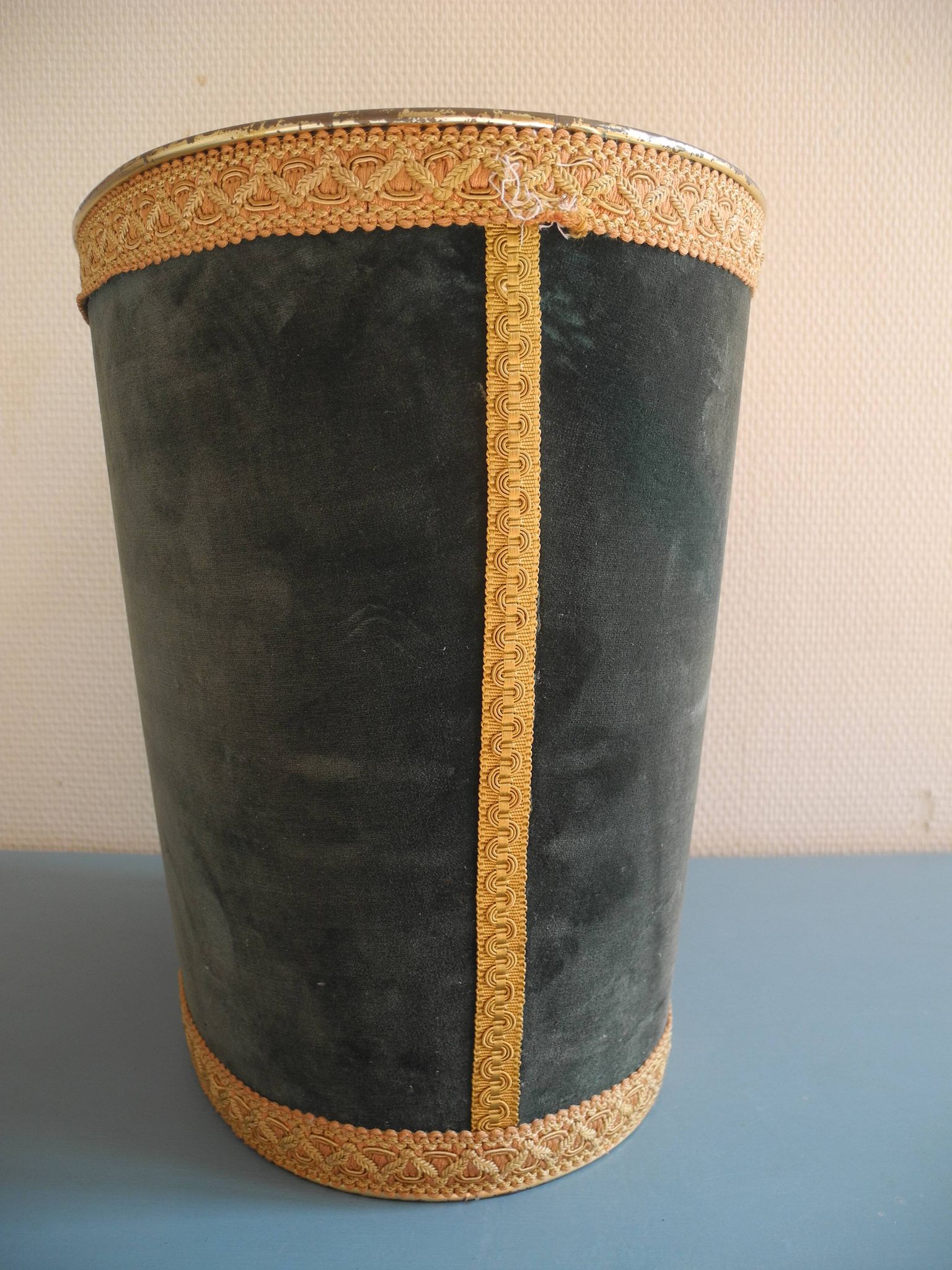 ancienne corbeille papier Massilly velours vintage waste paper basket