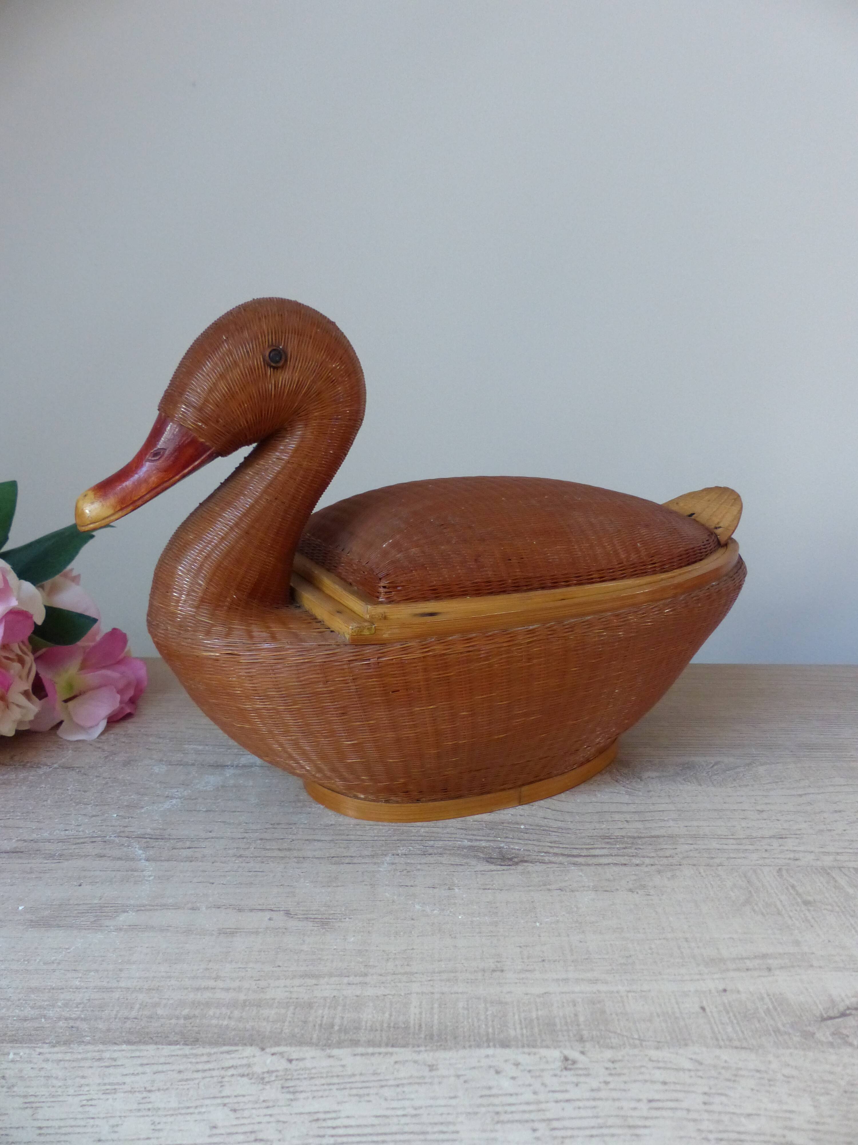 Vintage Chinese wicker duck – woven basket from the 1970s with a lid.