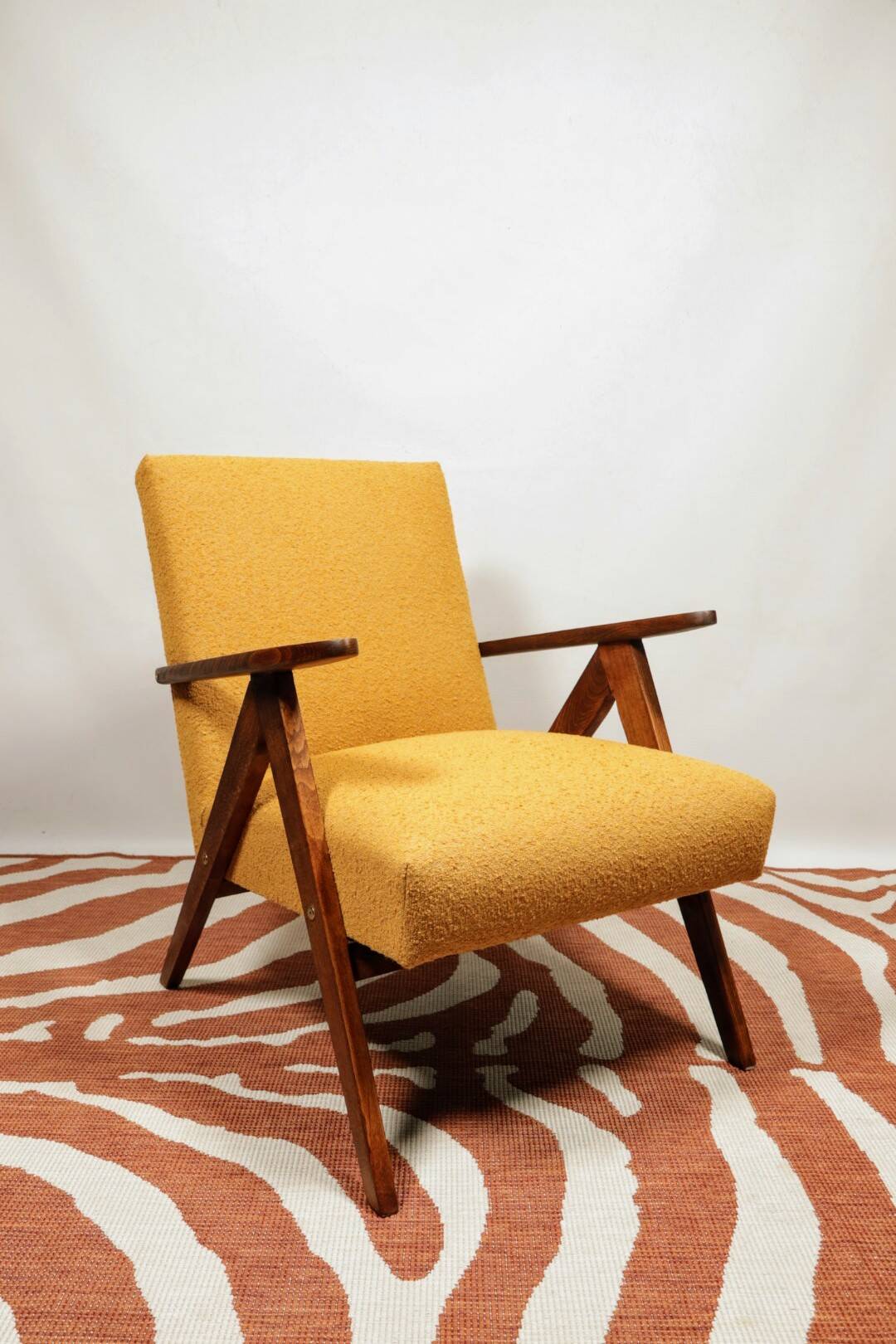 Fauteuil Mid-Century en bois de couleur jaune avec boucle au design scandinave