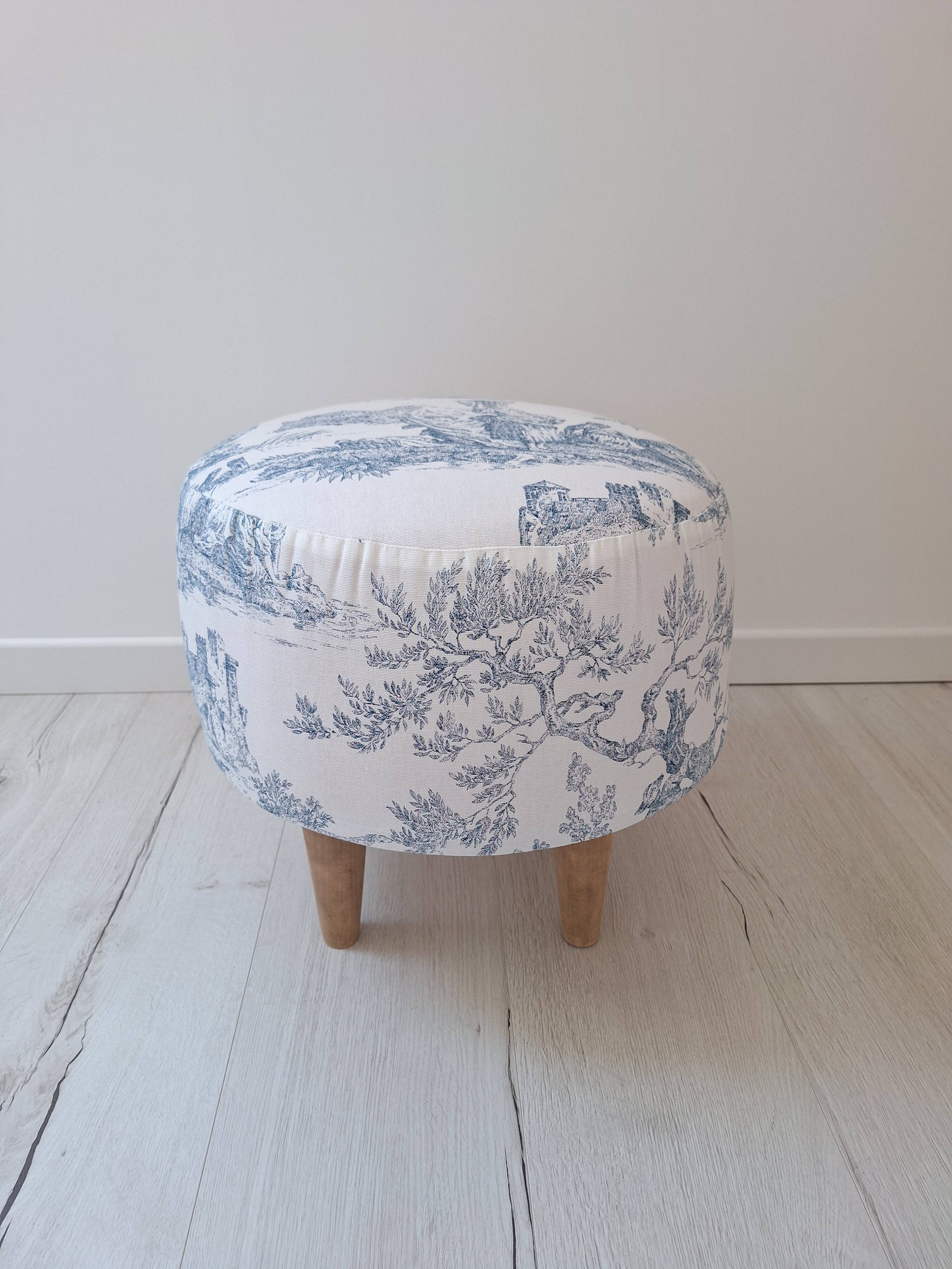 Pouf / Repose pieds vintage en toile de Jouy bleu