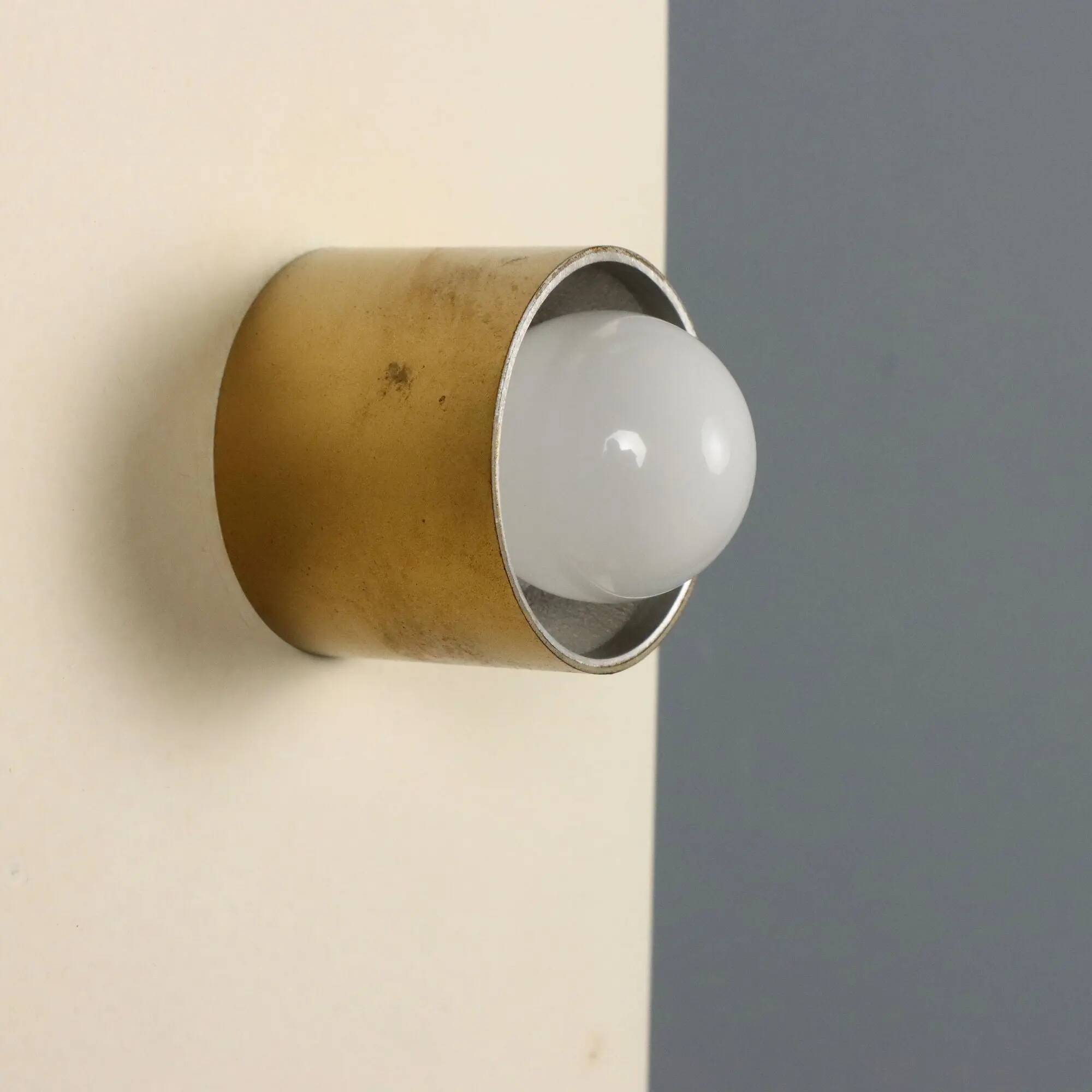Vintage lamp in enamelled metal and aluminium, design, Italy, 1960s-1970s.