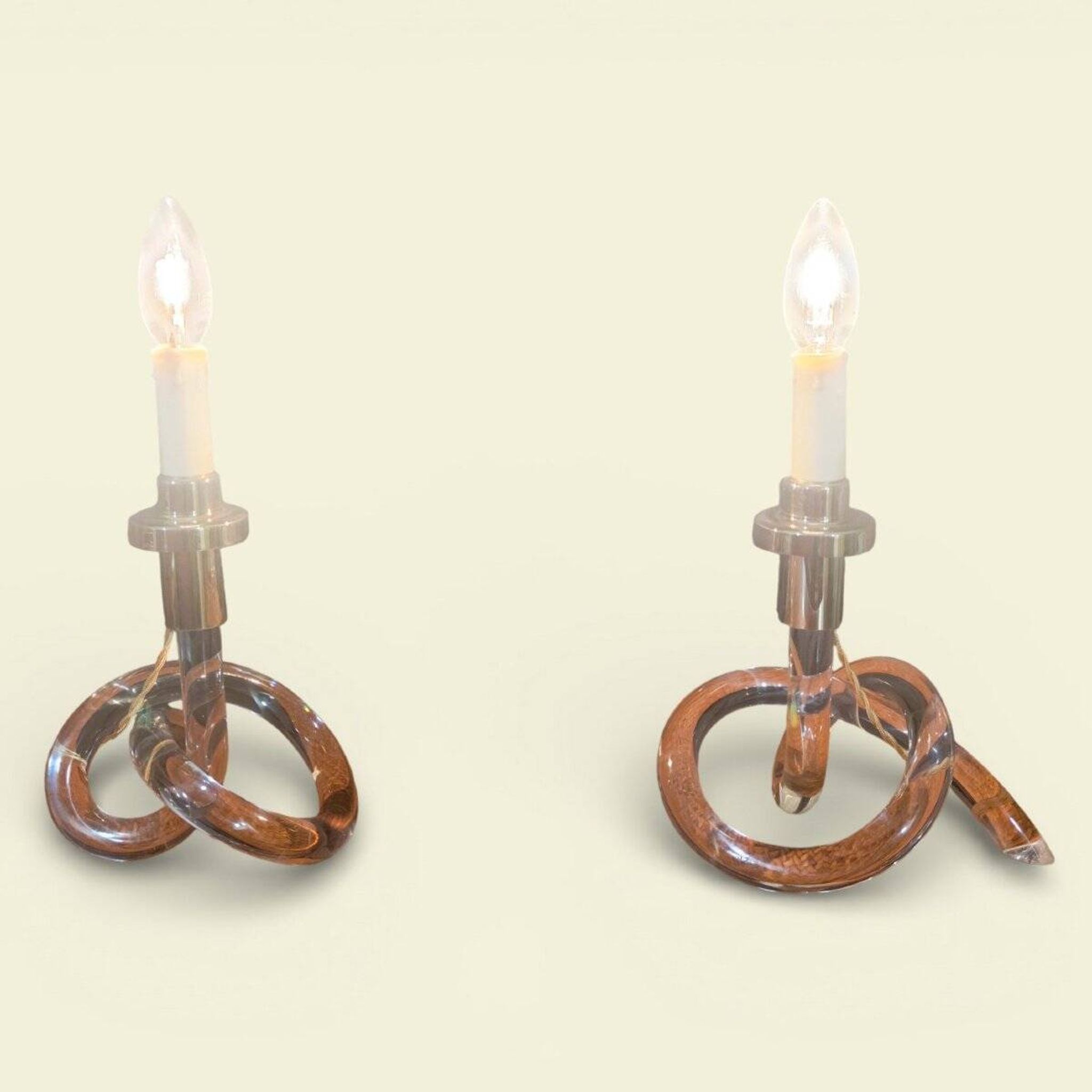 Pair of "Bretzel" lamps in lucite and brass, by Dorothy Thorpe (1901)