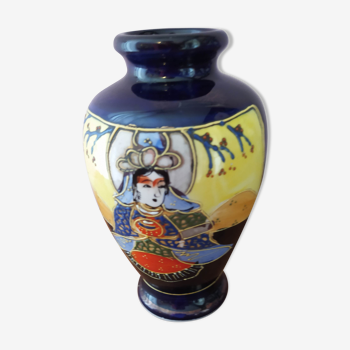 Vase fabriqué au Japon en porcelaine