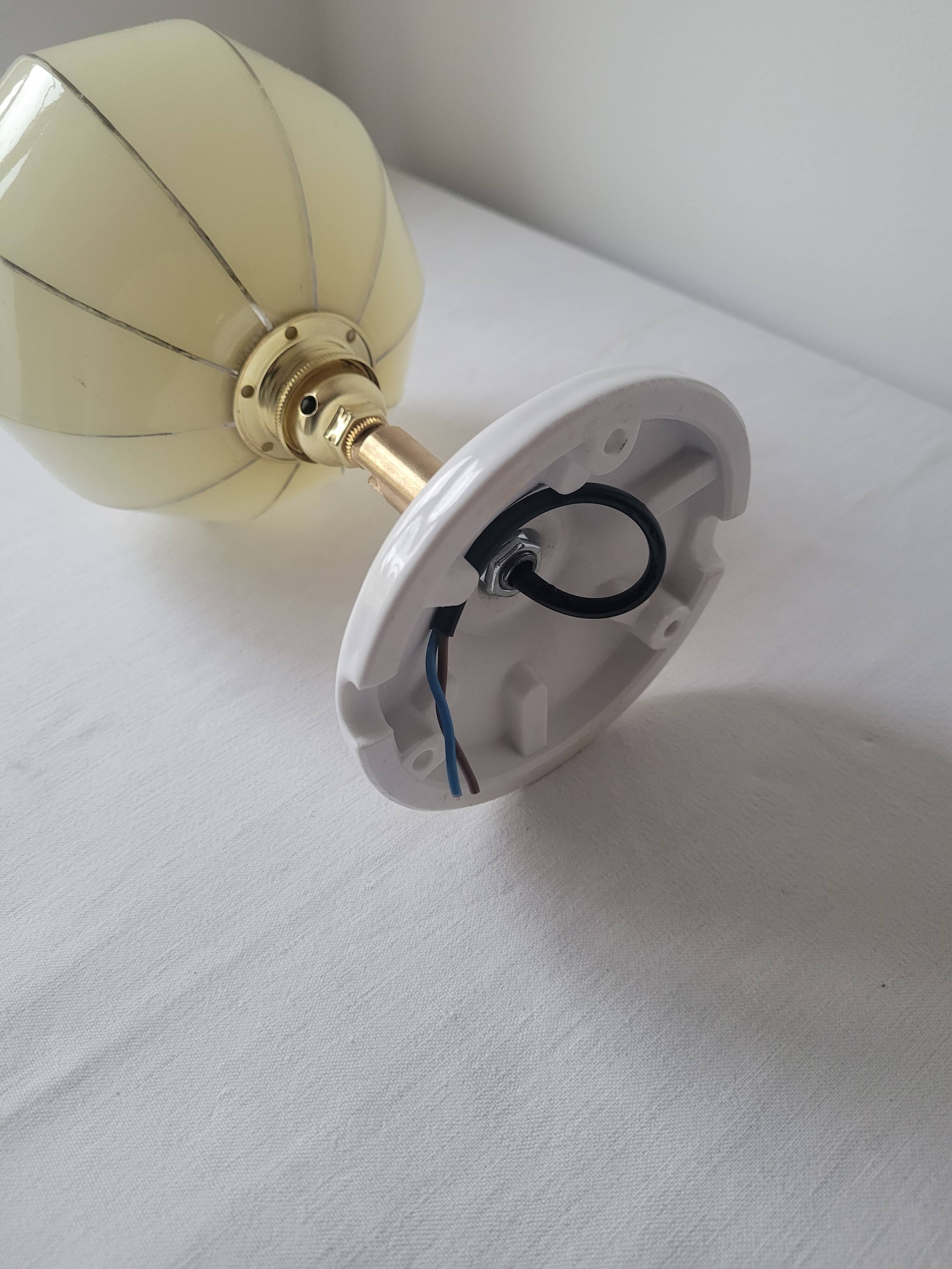Wall lamp in opaline, brass and porcelain