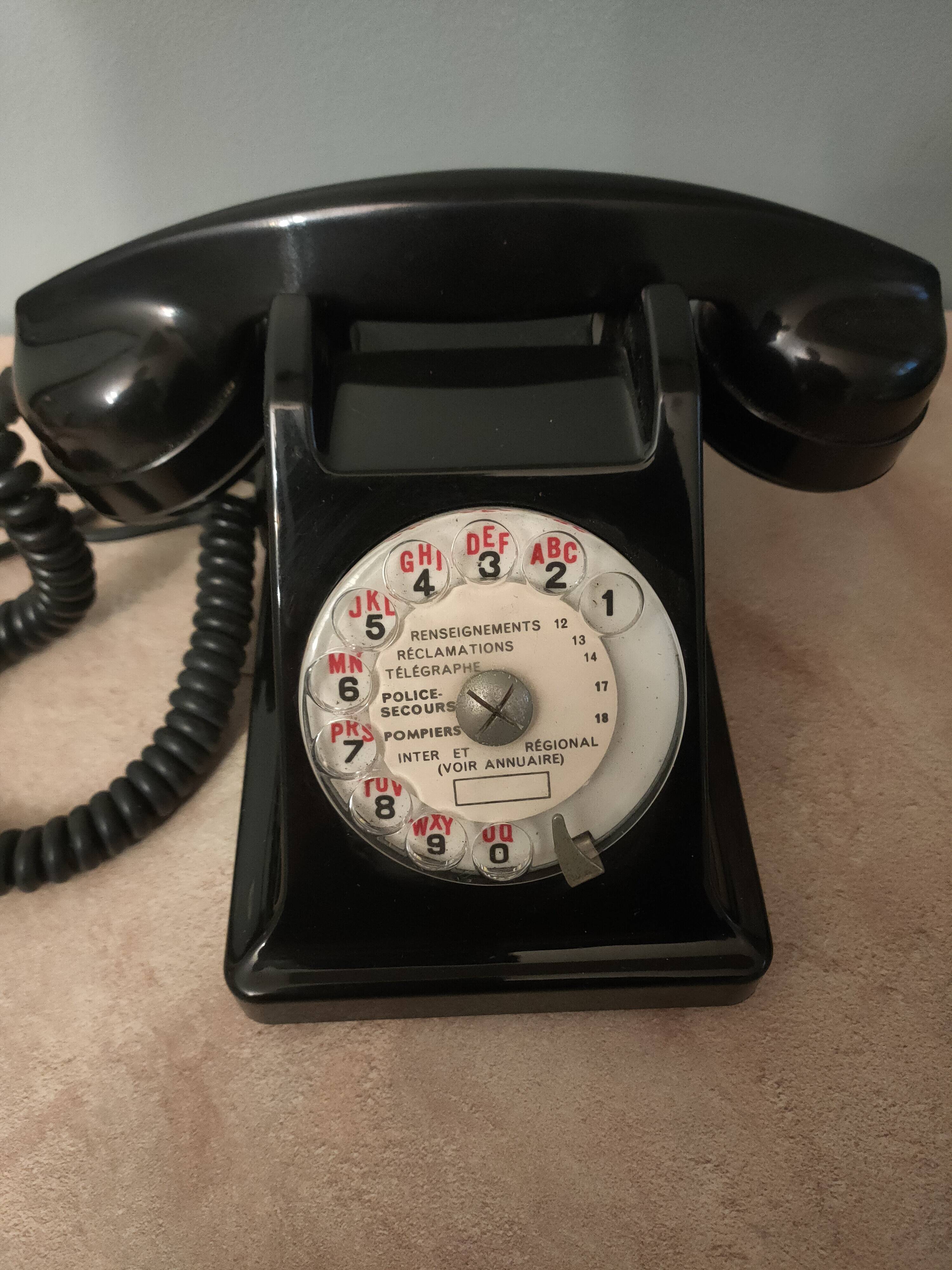 telephone from the 50s in black bakelite