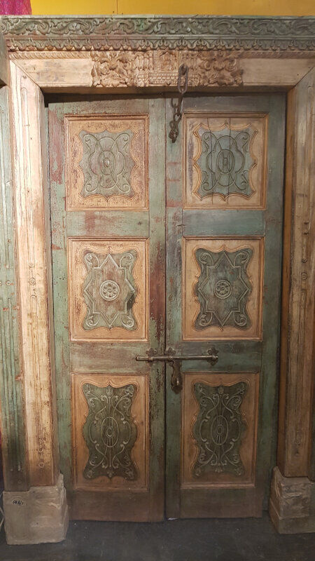 Indian gate yellow green sculptee old teck origin patina