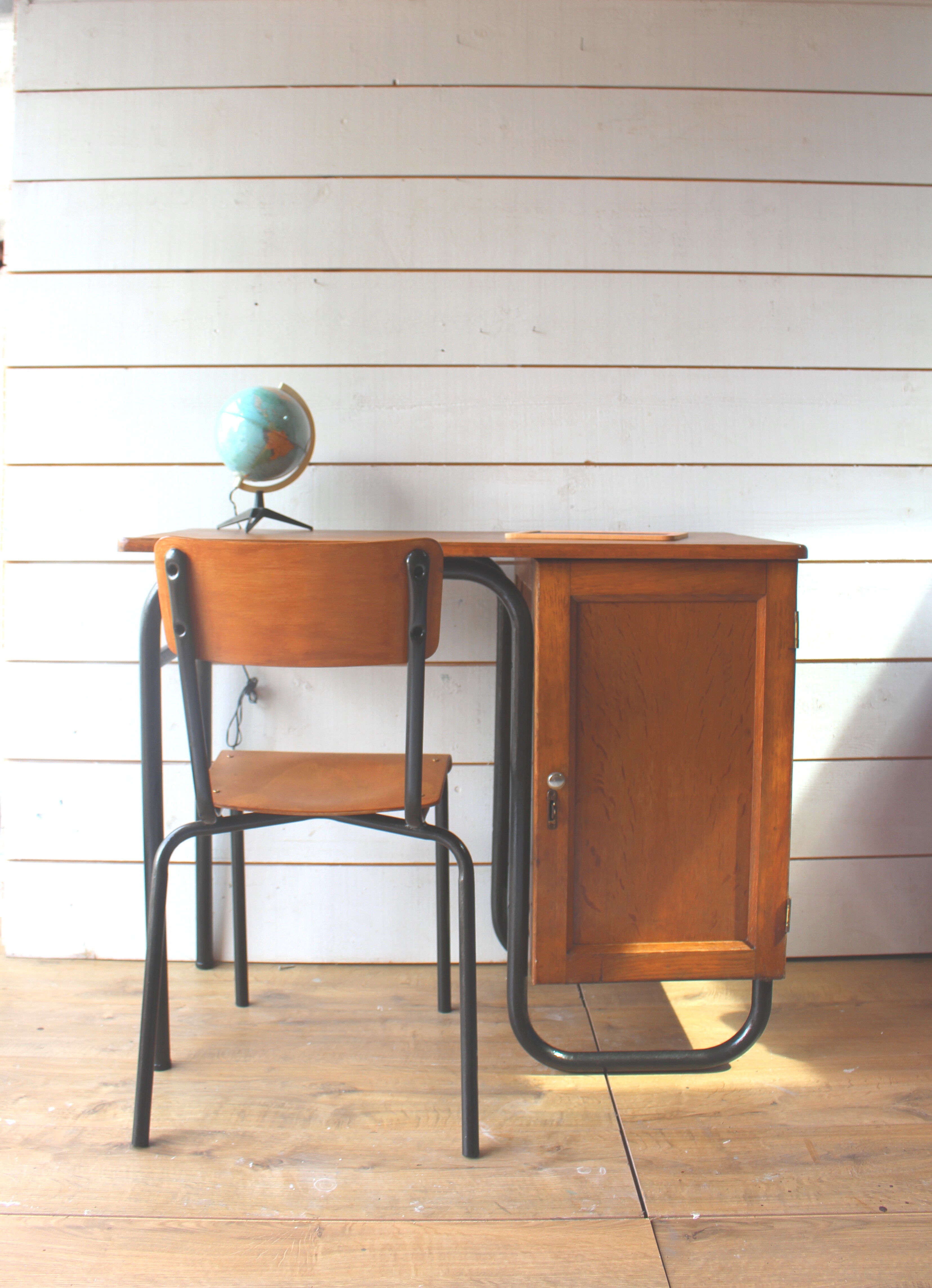 Bureau et chaise de maître d'école