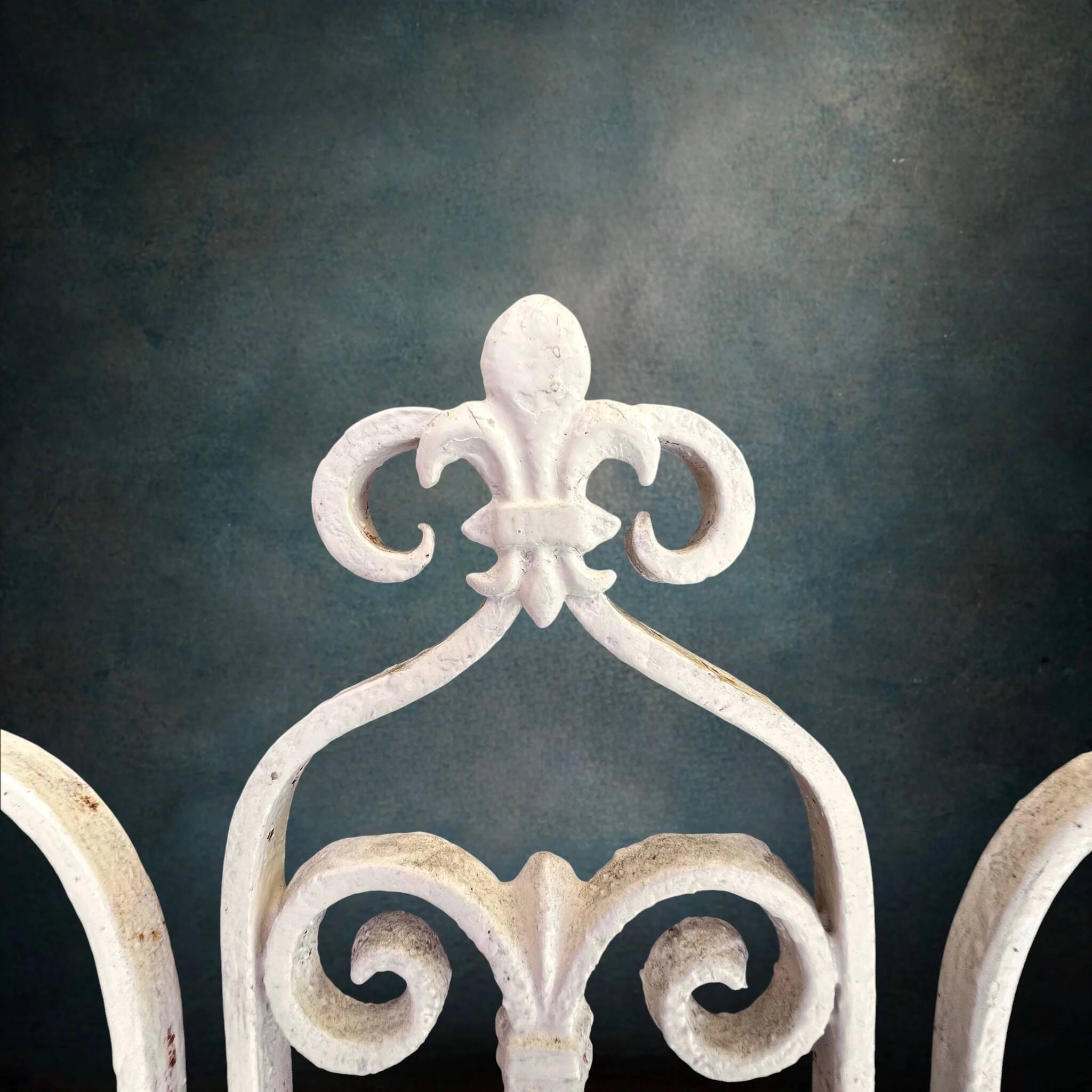 Vintage triple wall sconce in white wrought iron with fleur-de-lis, electrified – 1950s 60s.