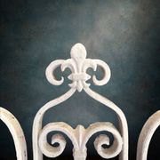 Ancienne applique triple en fer forgé blanc fleur de lys, années 50-60