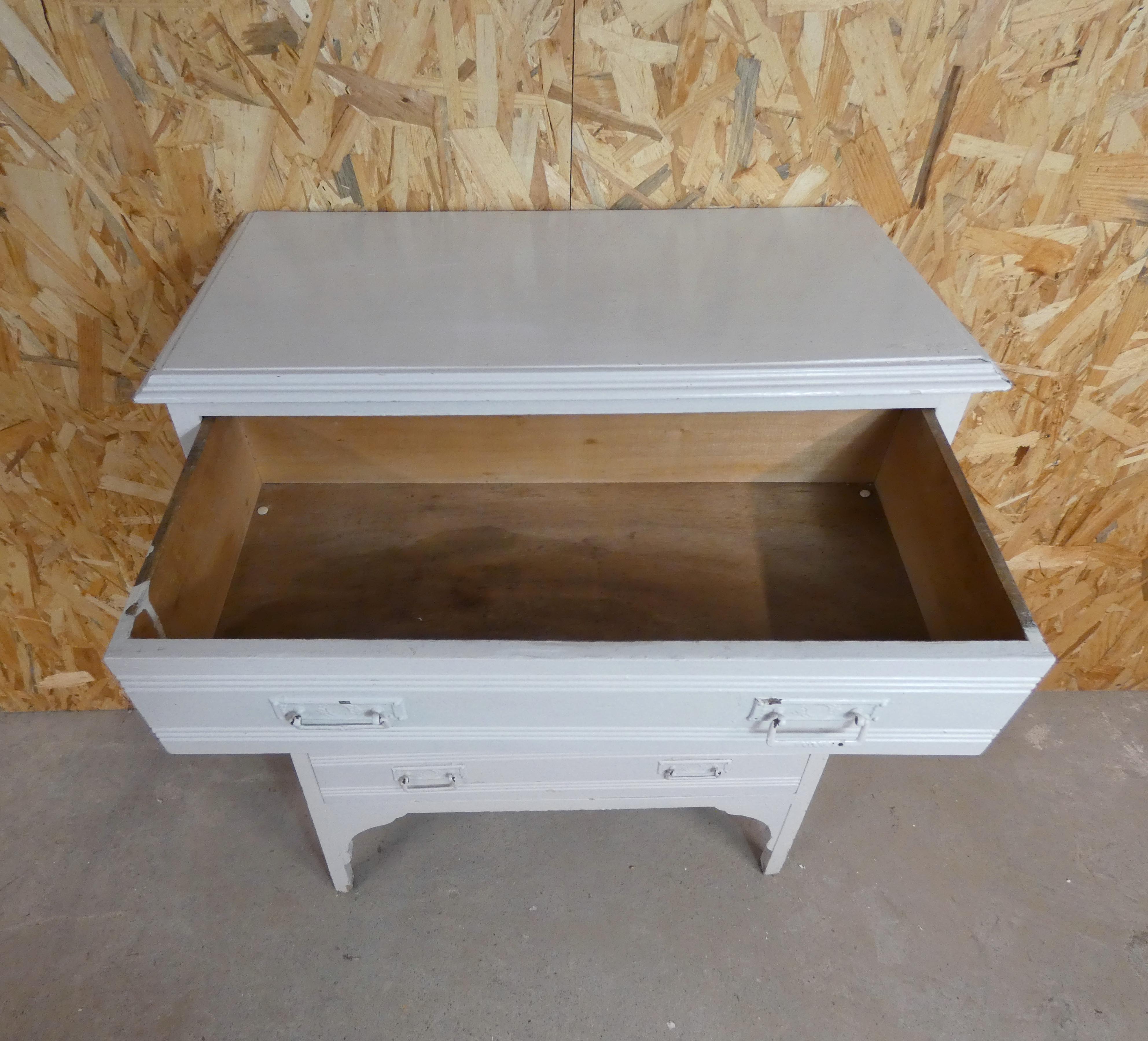 Wooden chest of drawers