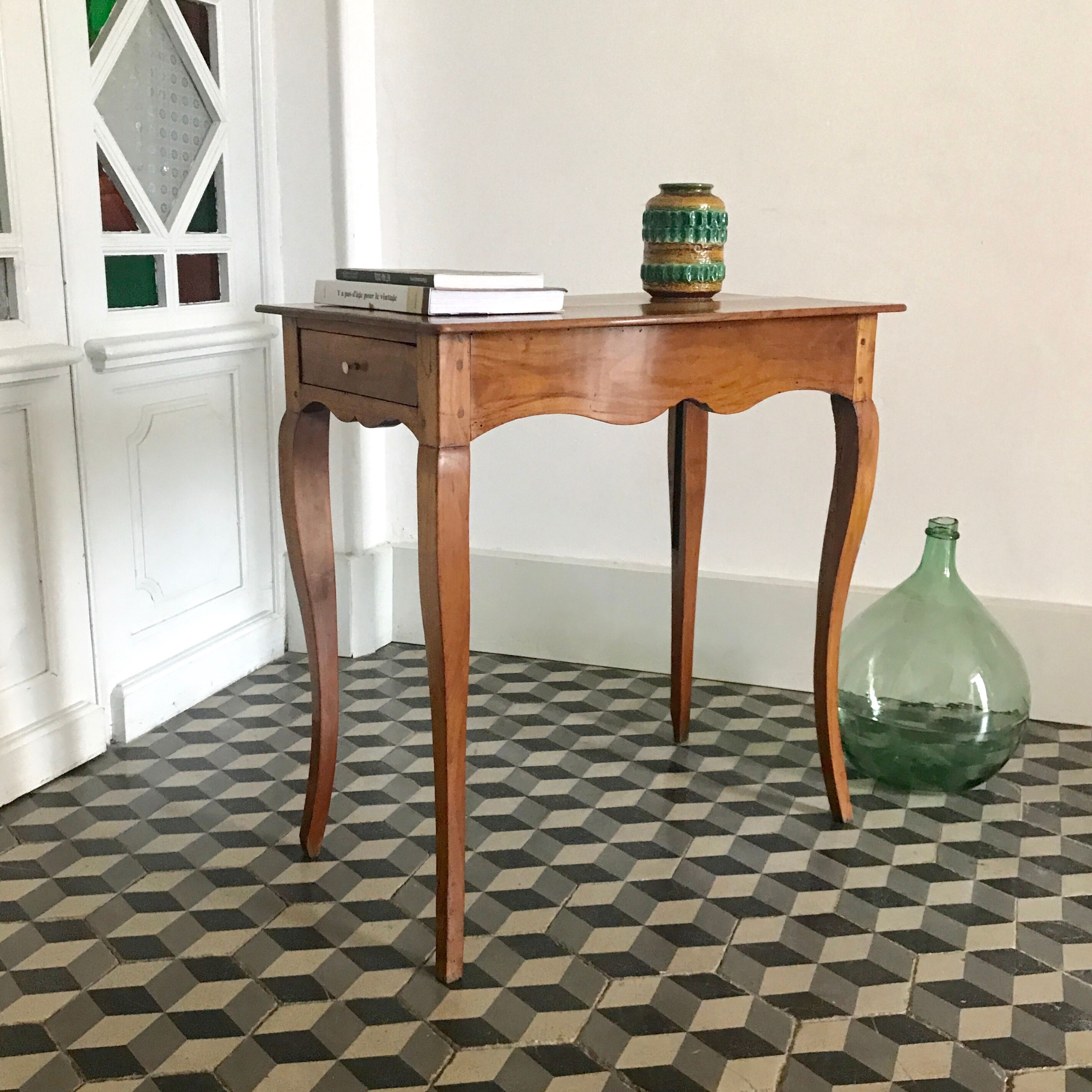 Table d'appoint en bois style Louis XV