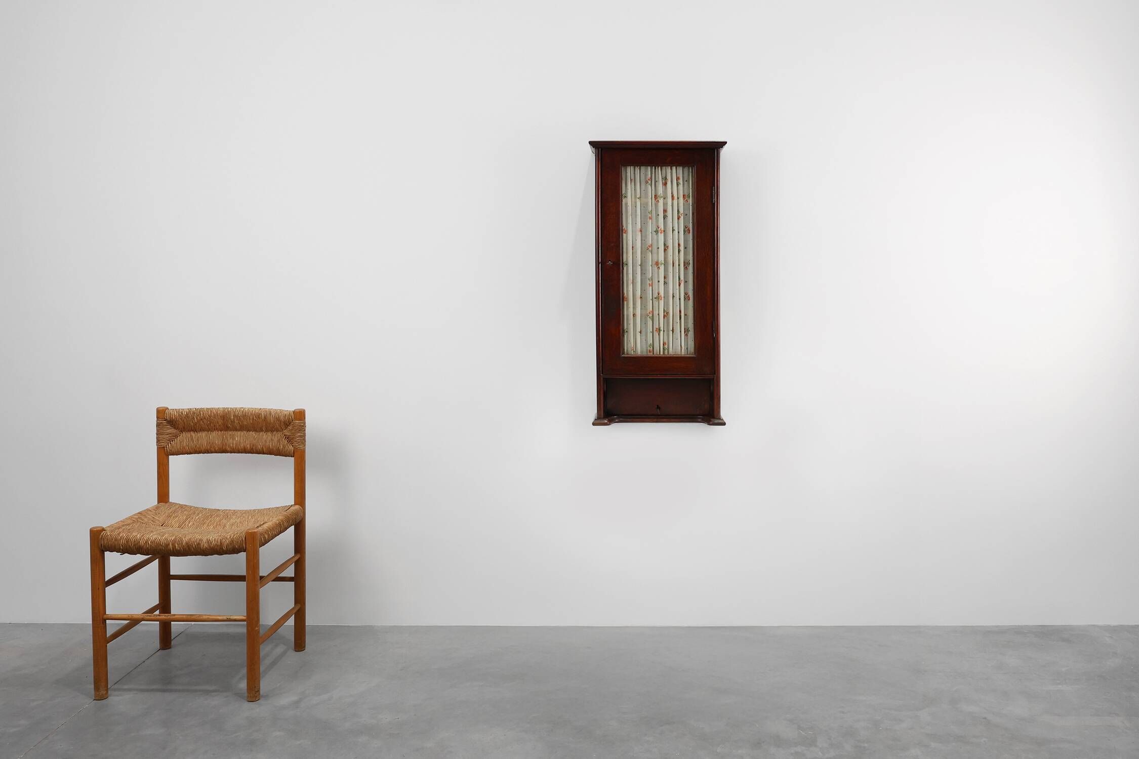 Armoire haute Art Déco française avec porte vitrée et compartiment caché, vers 1910
