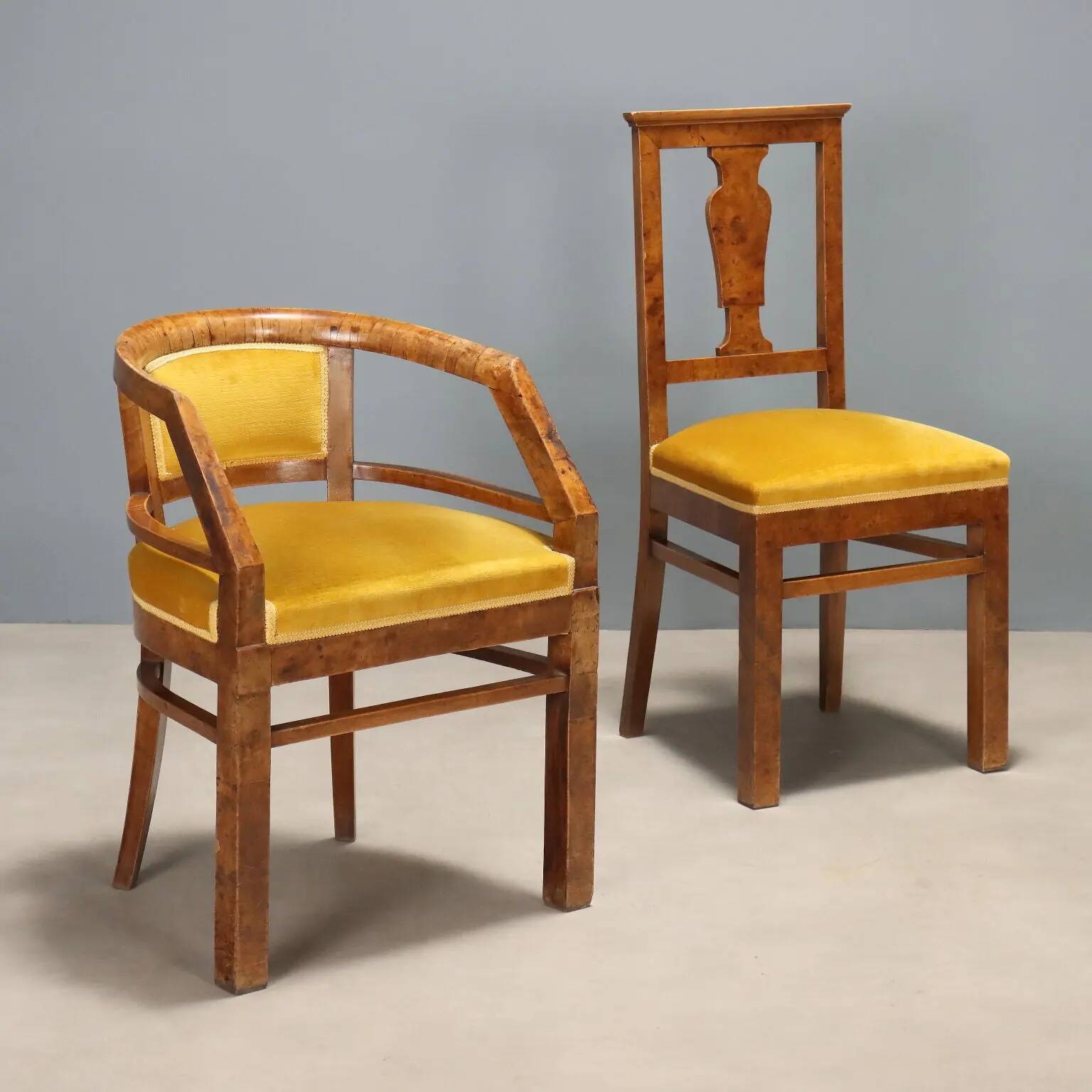 Pair of antique Art Deco chairs in walnut burl veneer, Italy, 20th century.