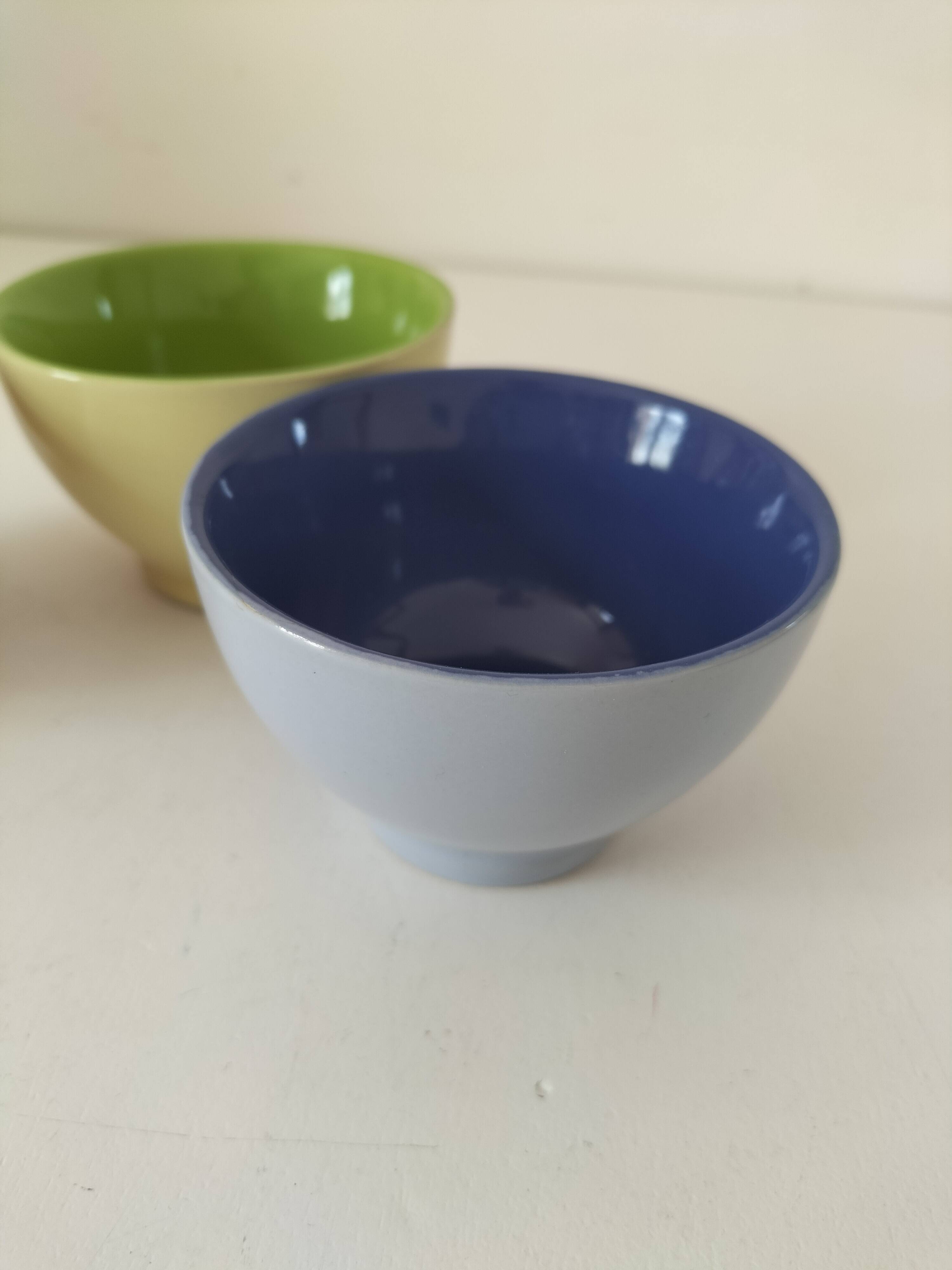 Set of three pastel two-tone mini bowls in glazed ceramic.
