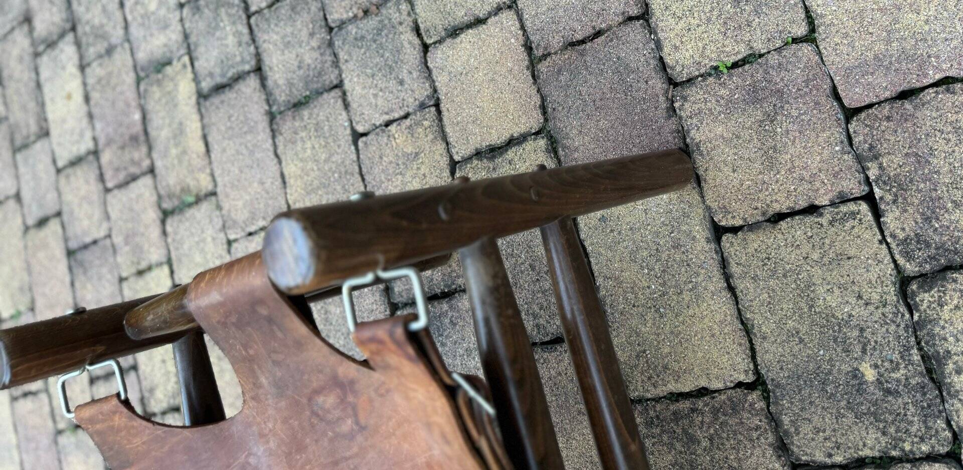 Vintage safari stool in brown leather and dark wood, 1960s, Mid-Century style.