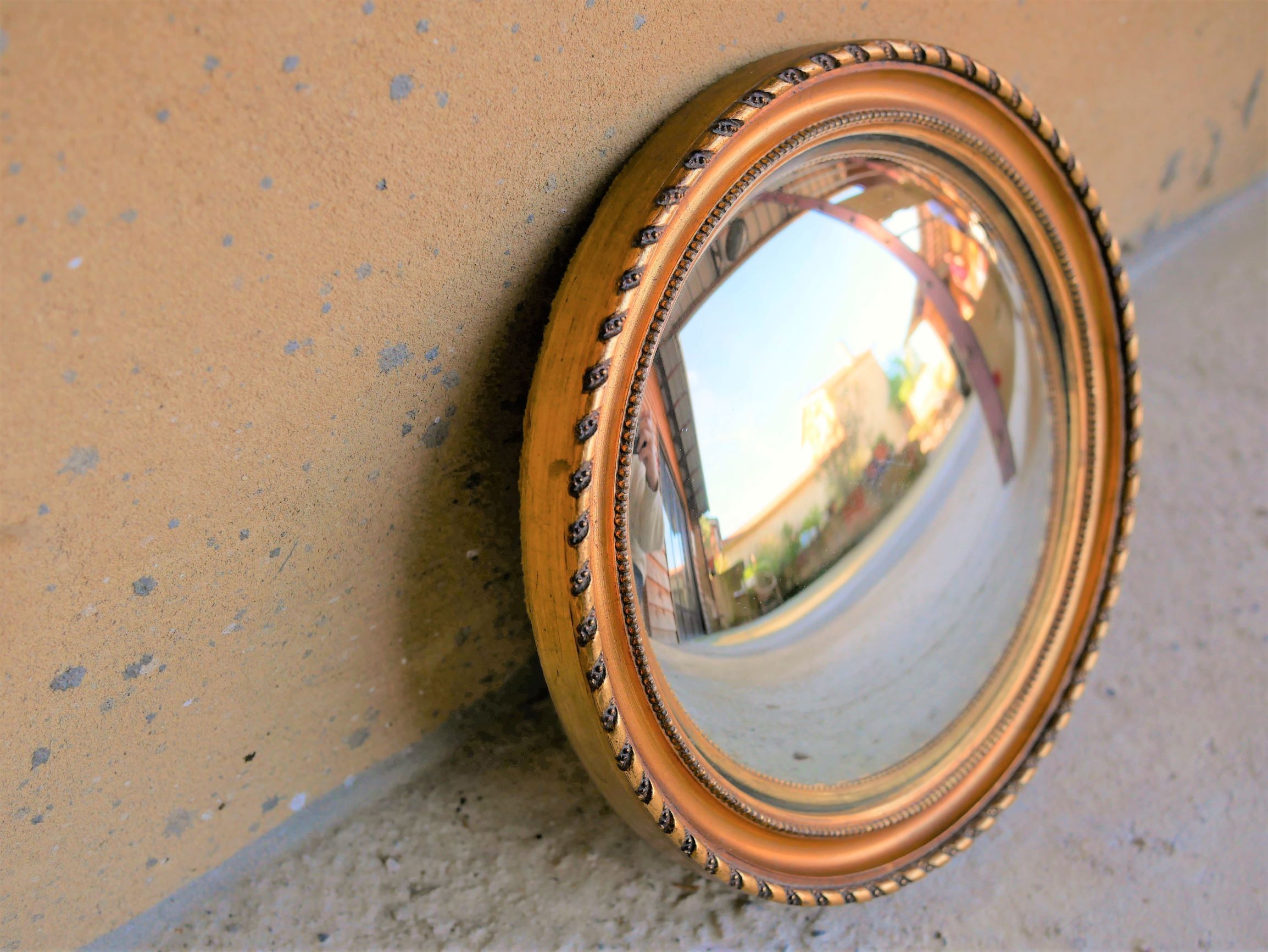 Witch mirror in gilded wood 24x24cm