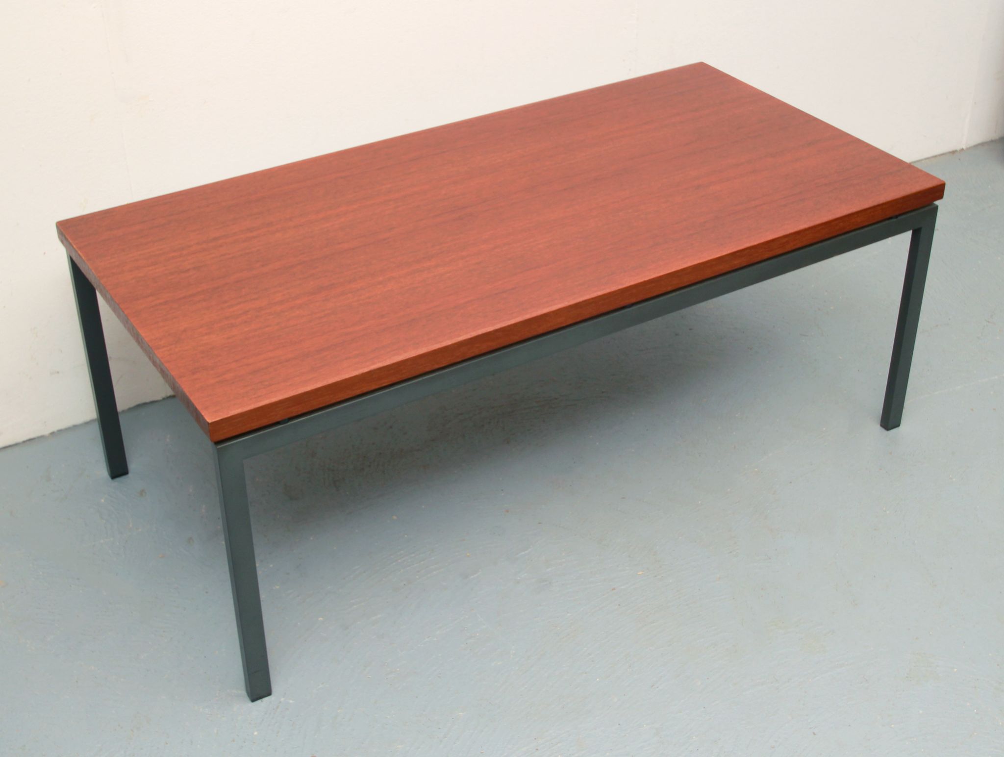 Table basse des années 1960 en teck et métal