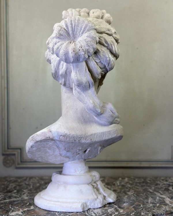 Buste en pierre limoneuse d’après Coysevox, portrait de la duchesse de Bourgogne