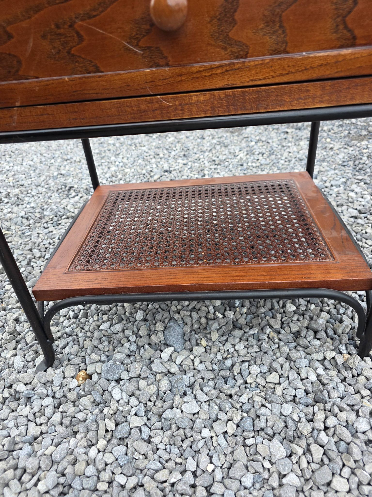Table de chevet vintage en chêne massif et fer forgé