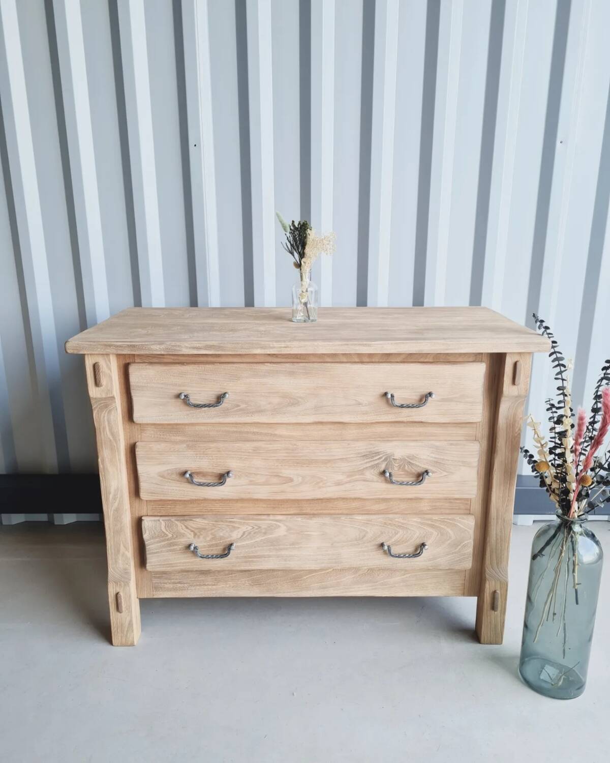 Solid wood chest of drawers