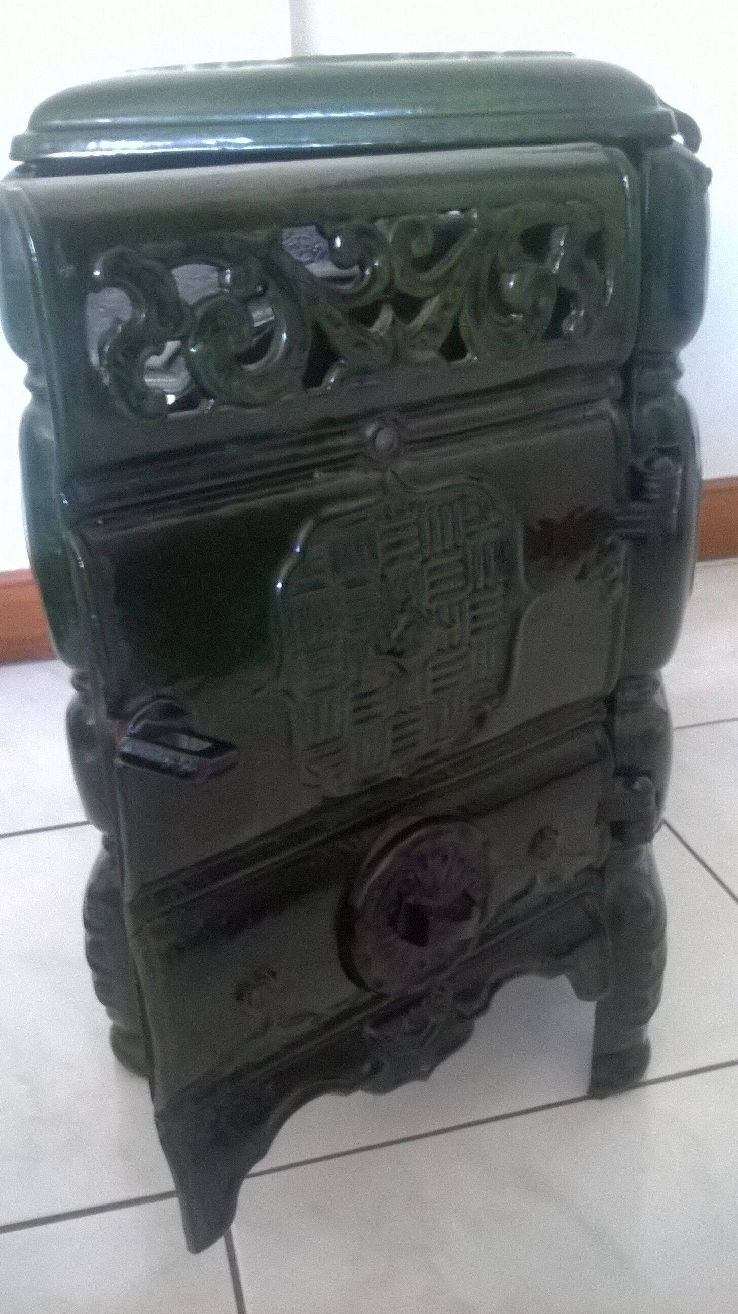 Enamelled cast iron stove for decoration