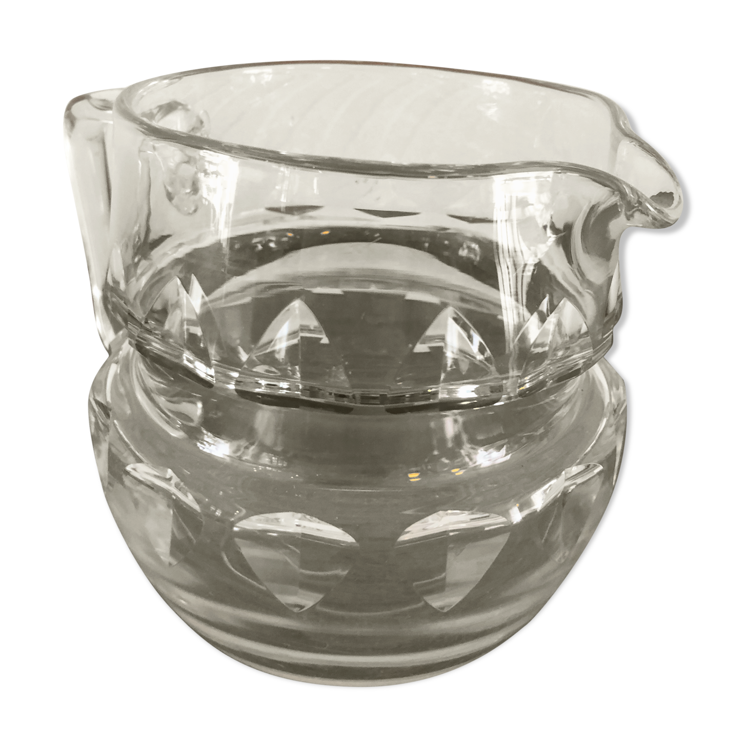 Cruche en verre taillé avec anse