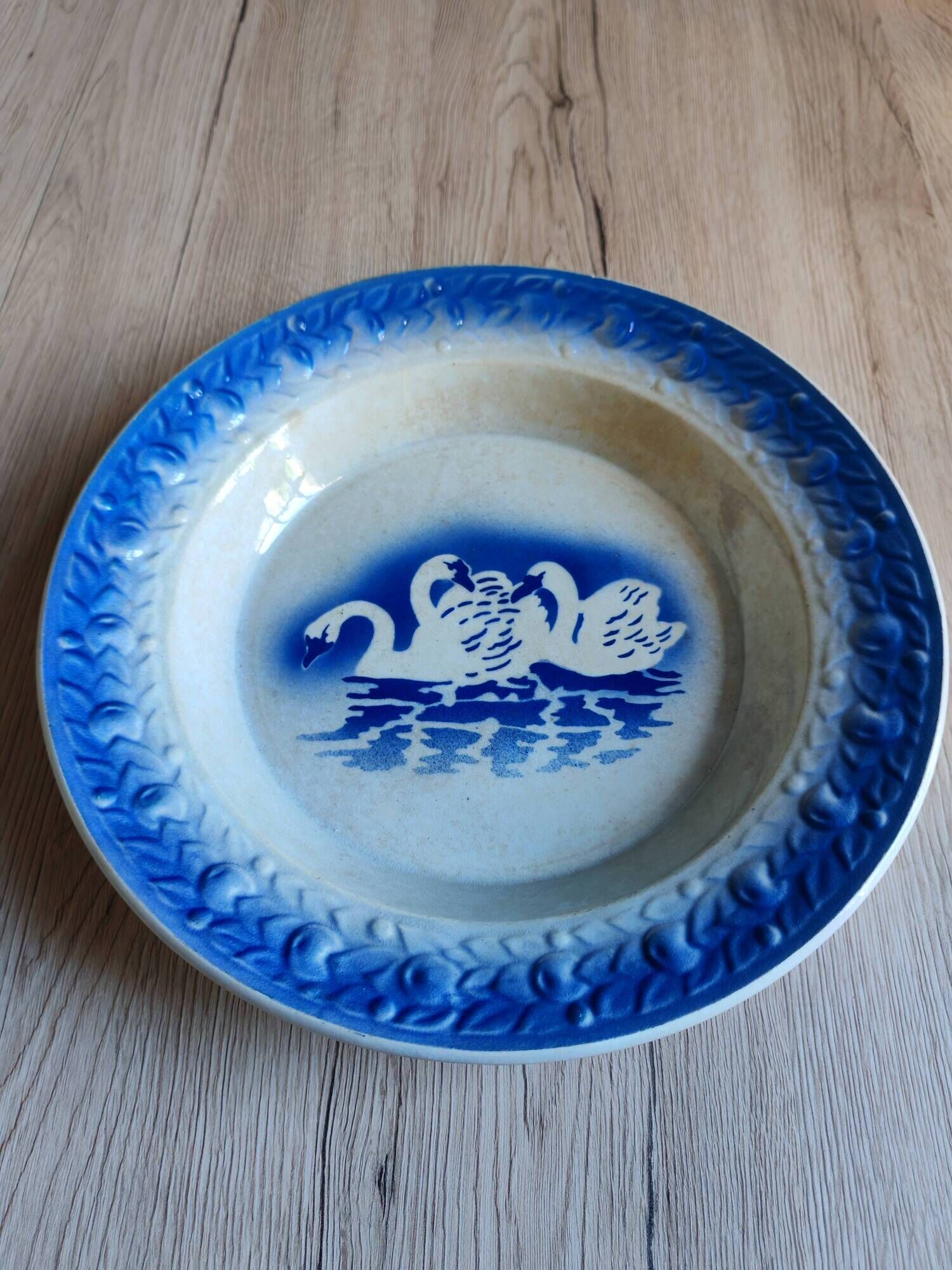 Hollow plate Moulin des Loups Hamage France, blue and white swan decoration.