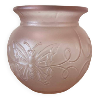 Petit vase en opaline rose motif papillons