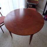 Table ronde style scandinave