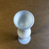 Vase soliflore blanc en opaline.