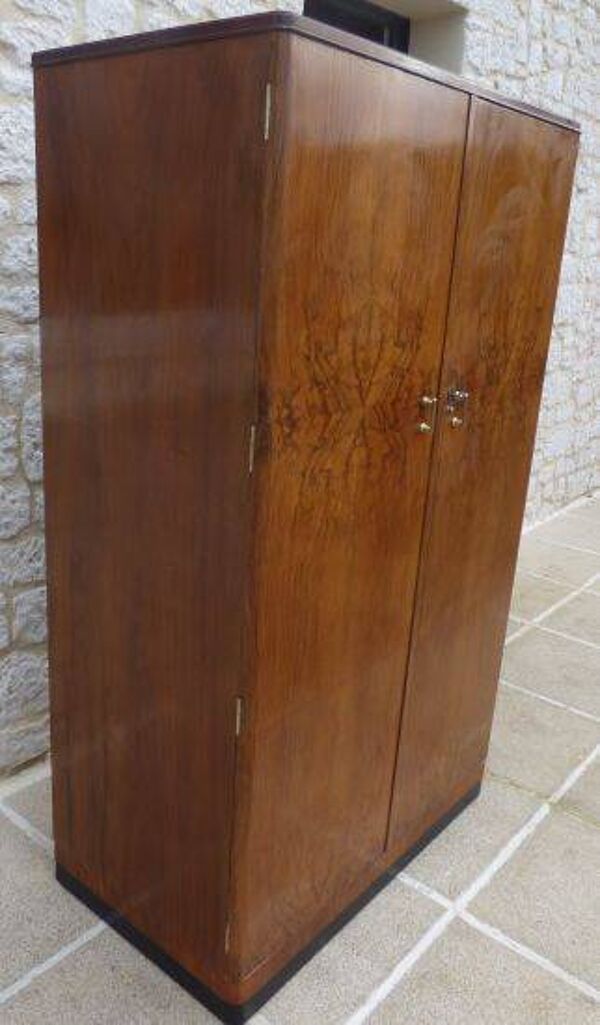 Armoire sur pleinte en noyer et placage de noyer vers 1940