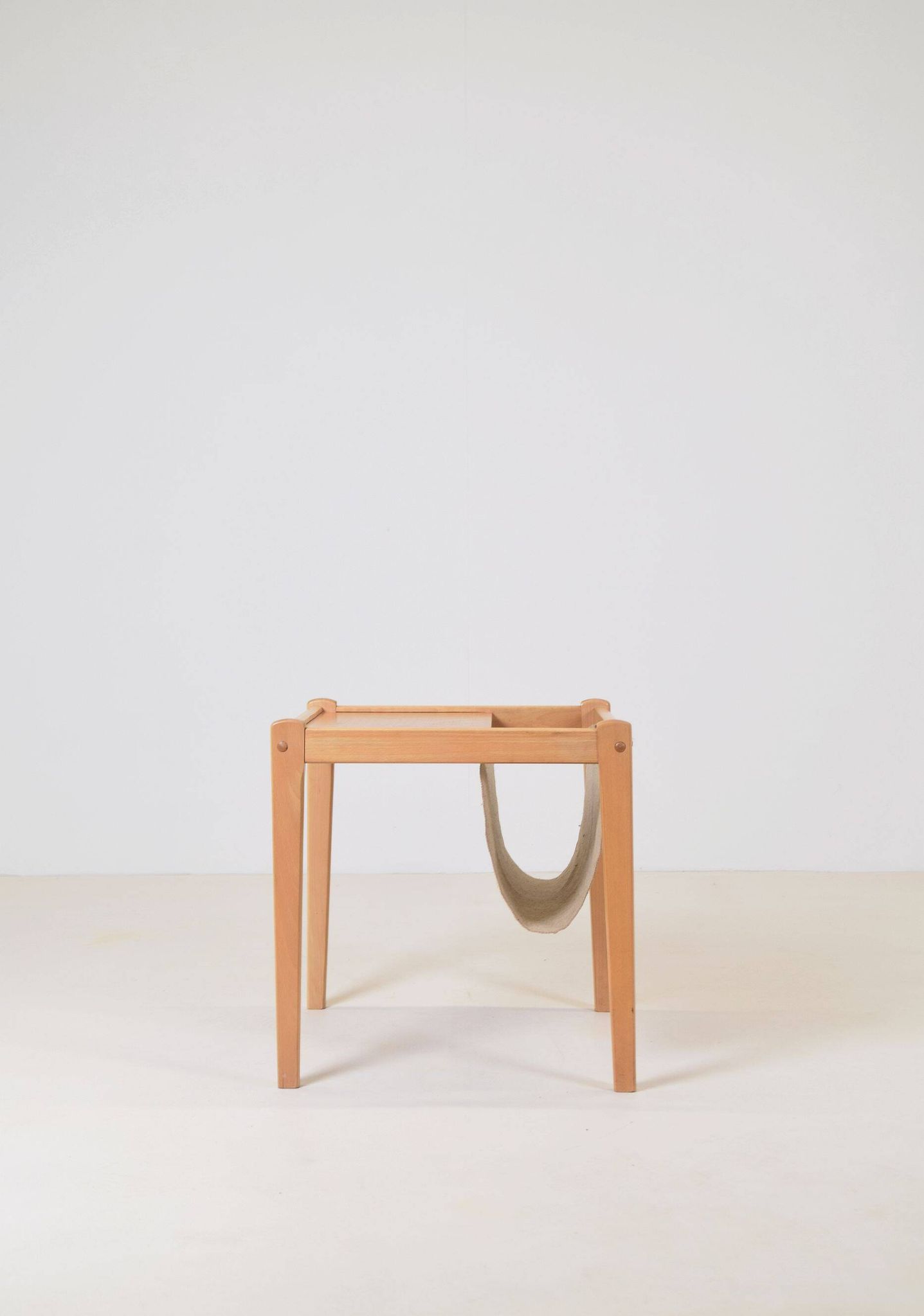 Table d'appoint danoise avec porte-revues par S.P. Jensen pour BRDR Furbo