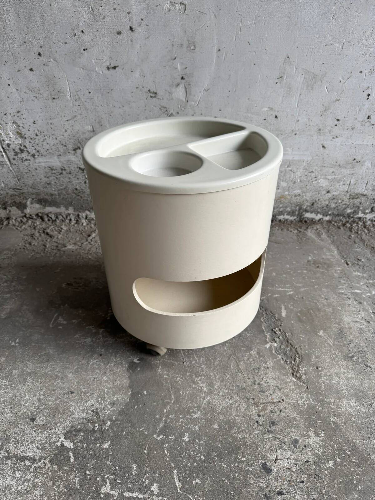 Kartell cream plastic side table with removable compartmented top and storage, 1970s Italian design
